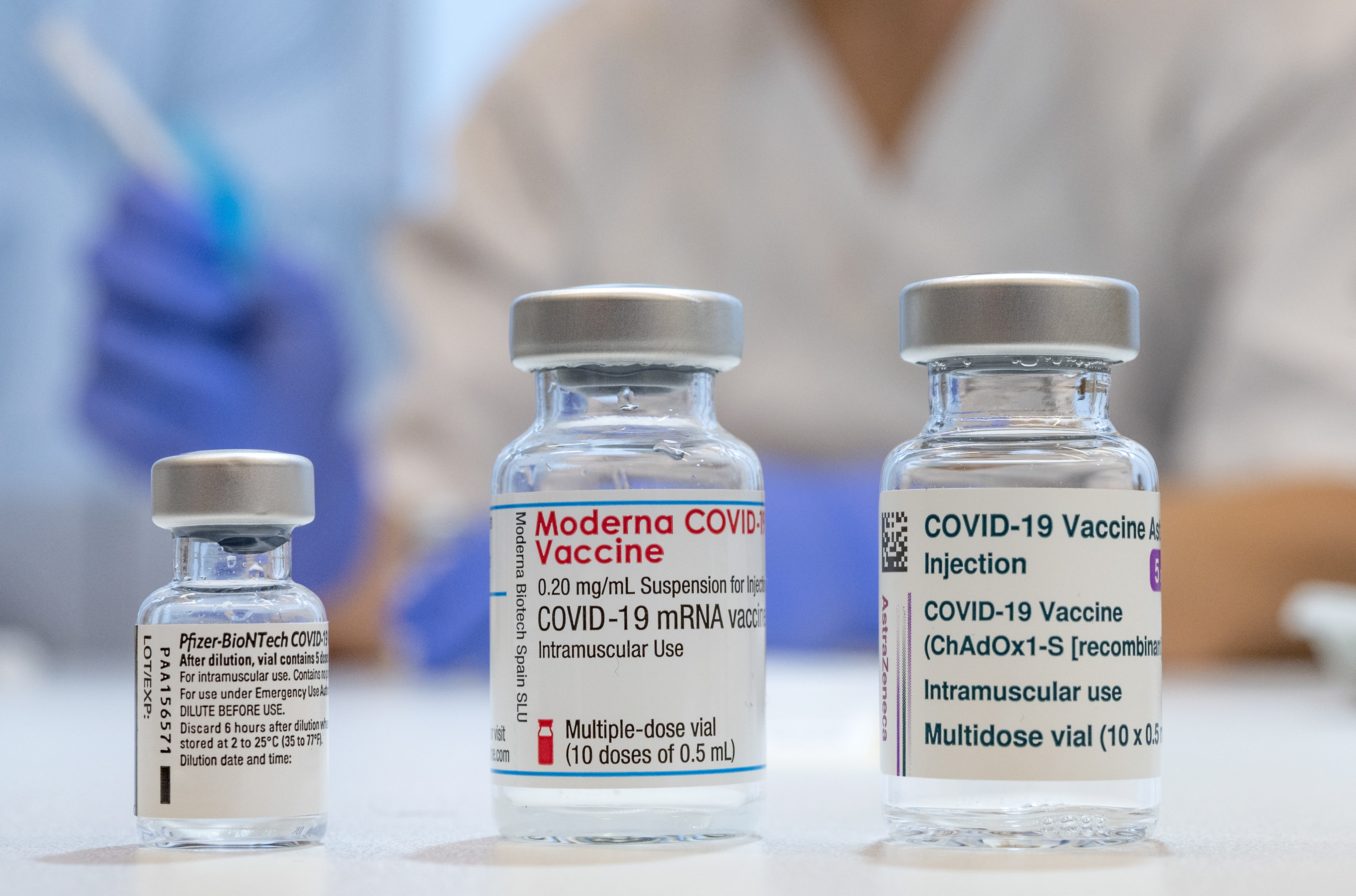 Dosis de las vacunas de Pfizer-BioNTech, Moderna y AstraZeneca, tres de los fabricantes que ya están evaluando la eficacias de sus fórmulas contra la nueva vacuna (Foto: EFE)
