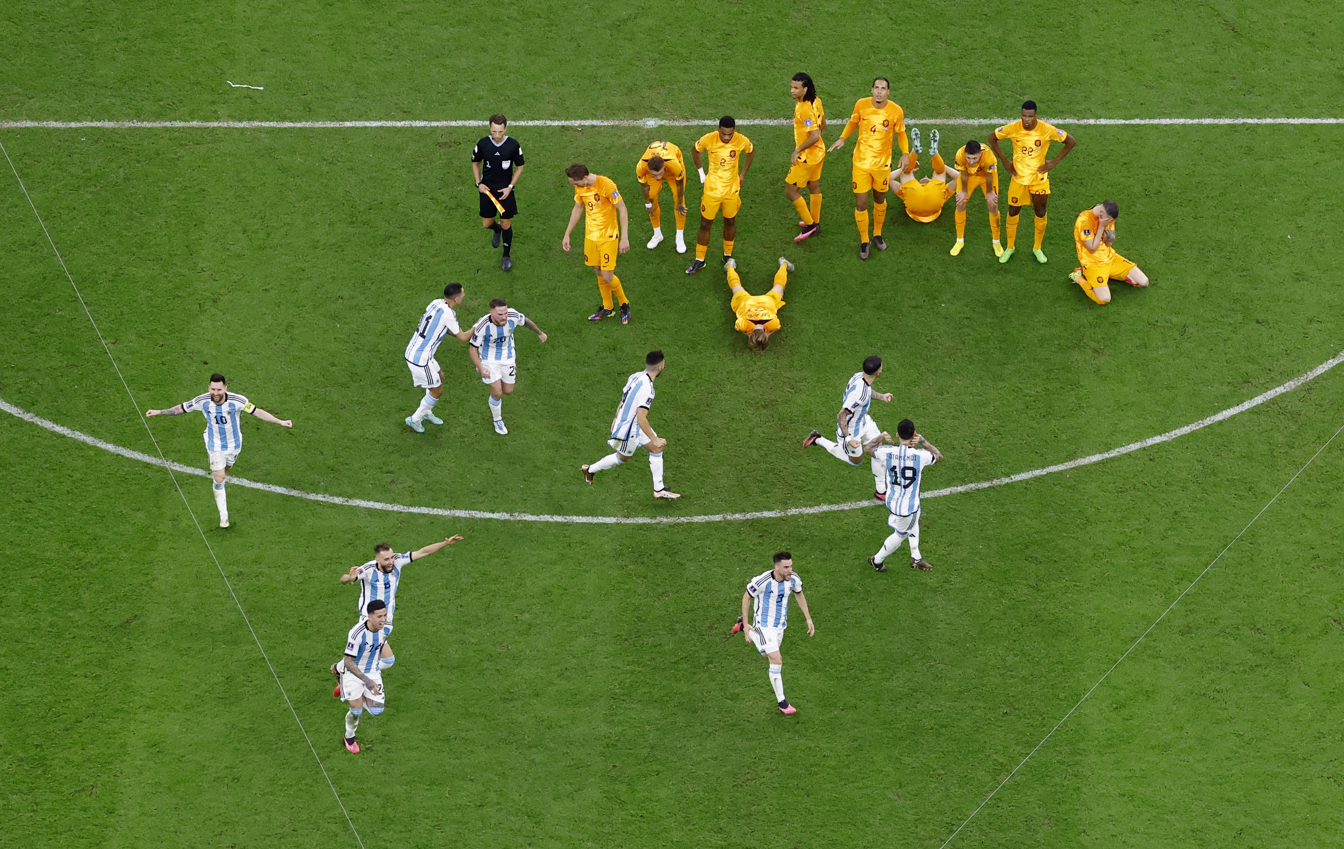 Los jugadores argentinos burlándose de los neerlandeses tras la definición por penales (Reuters)