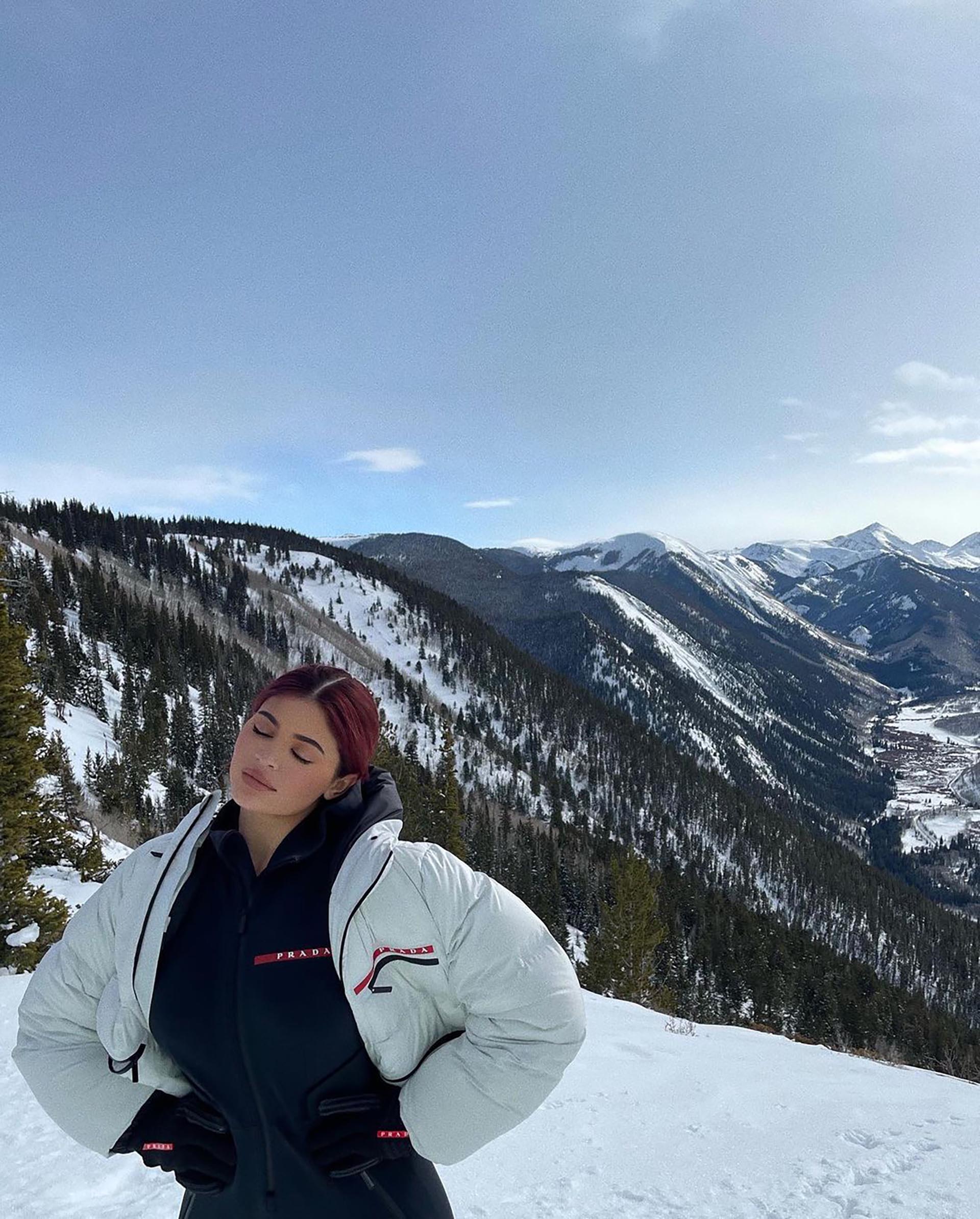 Kylie Jenner posó en la nieve (@kyliejenner)