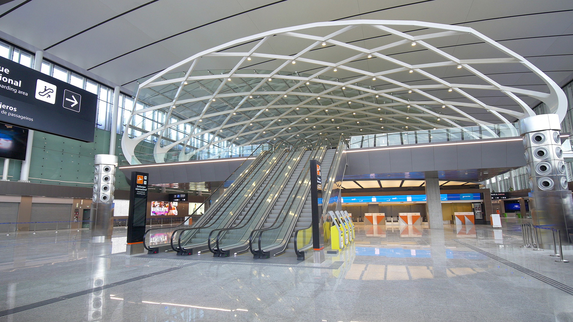 La estructura del Zeppelin en el segundo nivel del aeropuerto, con más de 2100 piezas de vidrio