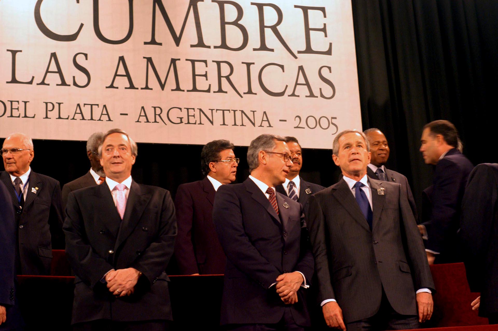 Mar del Plata, noviembre de 2005: el presidente Néstor Kirchner y su par estadounidense George W. Bush durante la IV Cumbre de las Americas (Foto NA: agencia Mar del Plata)                               