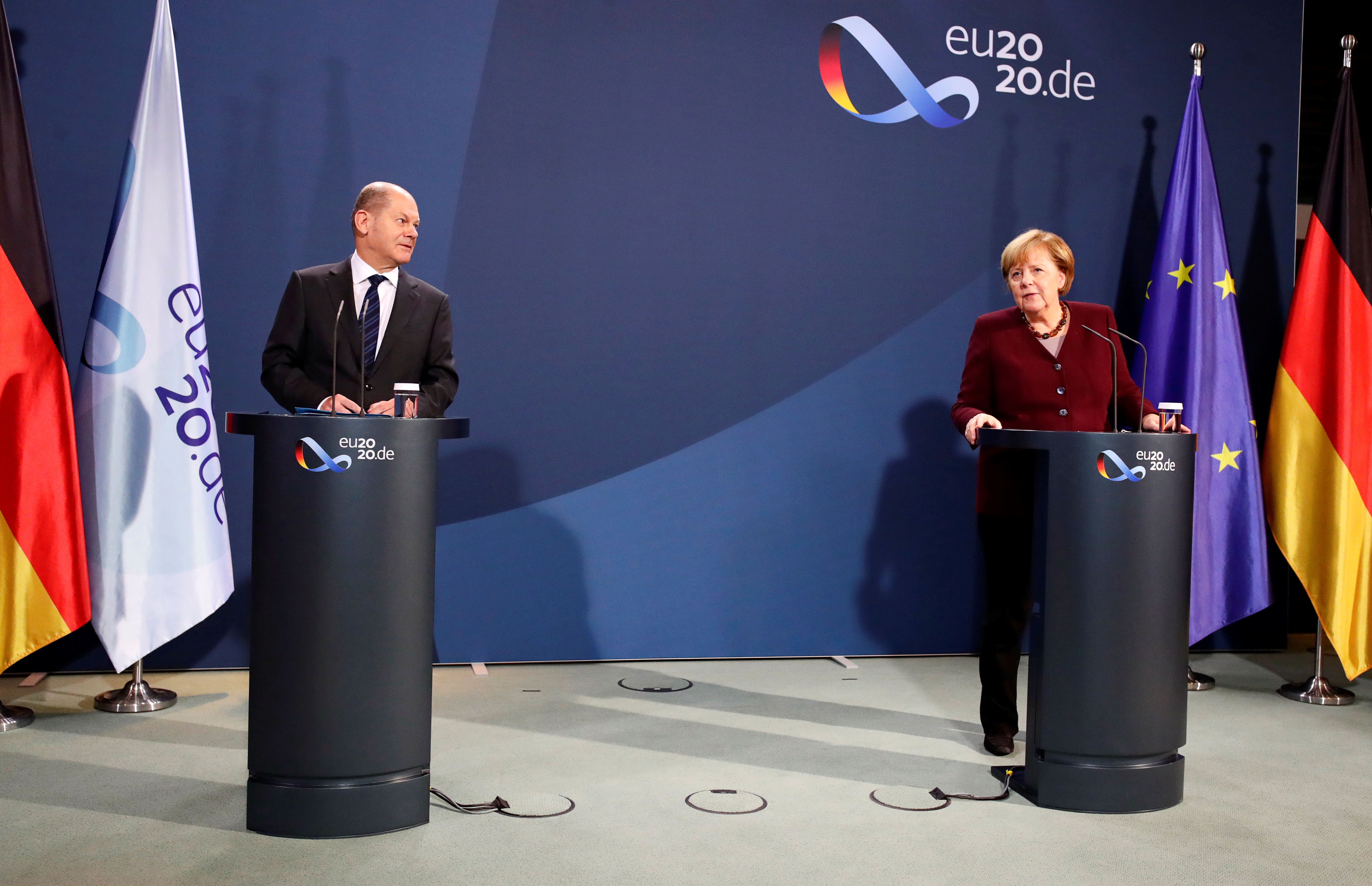 Angela Merkel holds y Olaf Scholz durante la conferencia de prensa (REUTERS/Hannibal Hanschke)