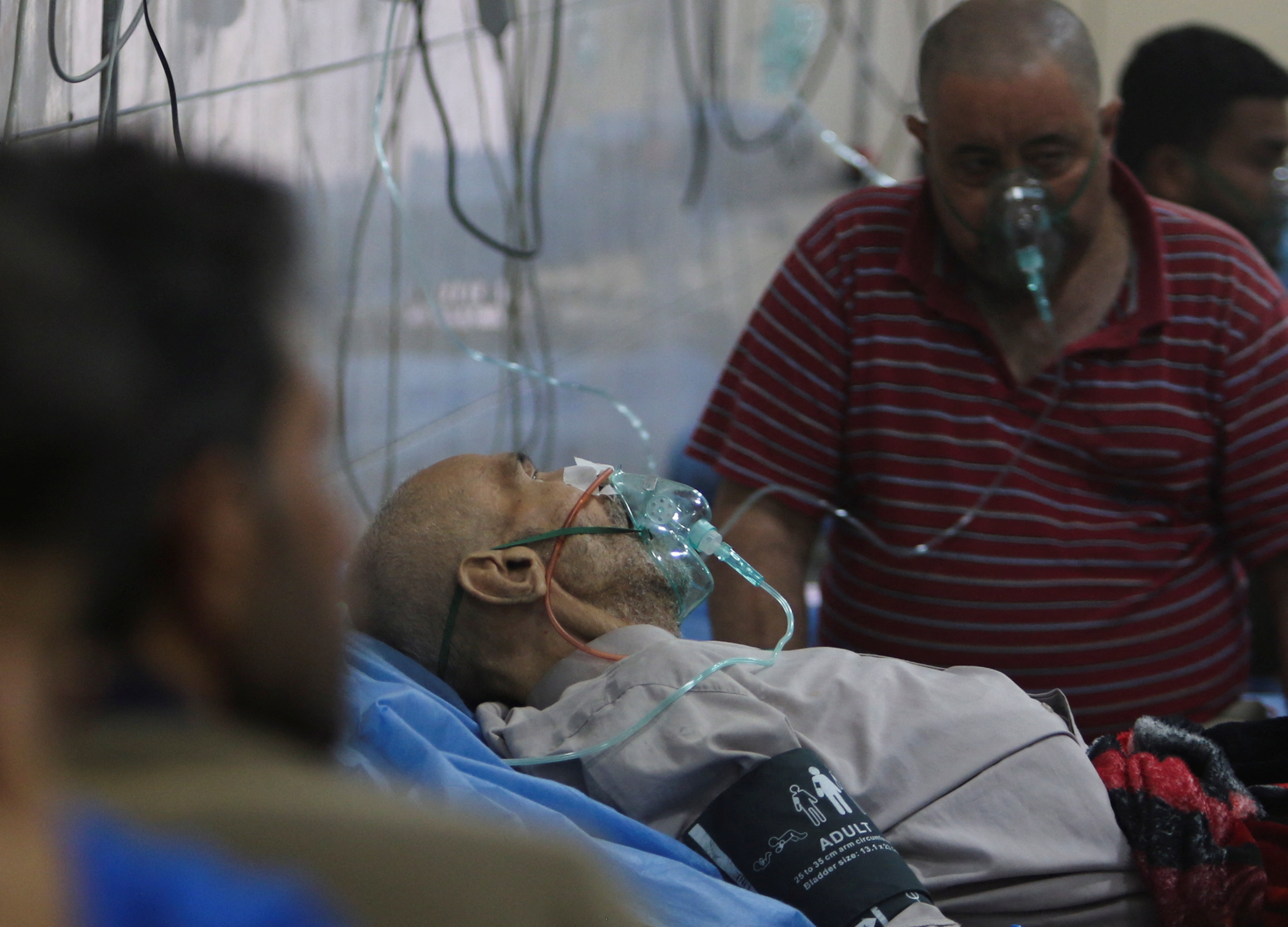 Las personas reciben oxígeno en un hospital durante una tormenta de arena en Bagdad, Irak, el 16 de mayo de 2022. REUTERS/Ahmed Saad
