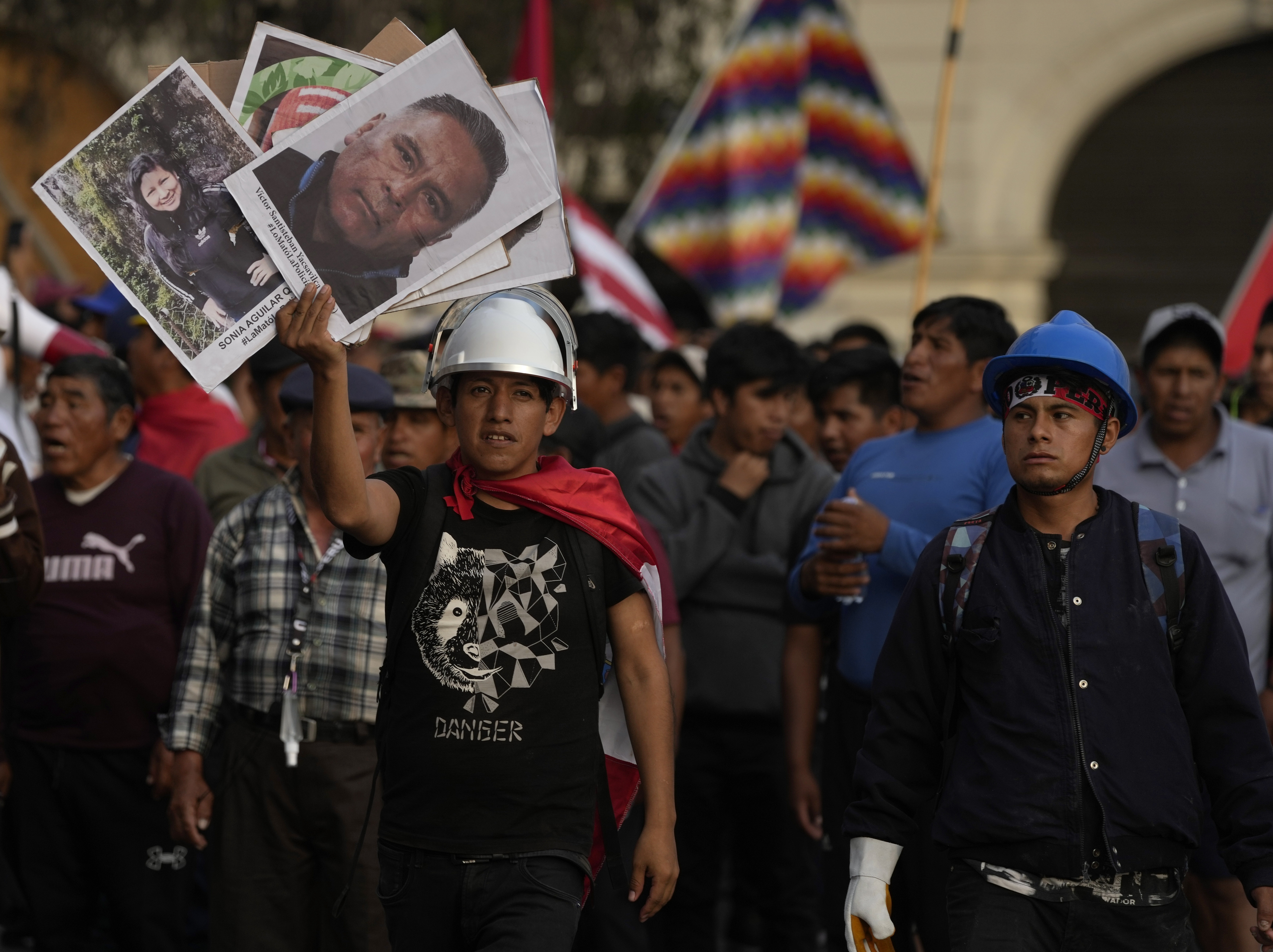 Con carteles con las fotos de las víctimas durante las protestas antigubernamentales, los manifestantes marchan contra la presidenta peruana Dina Boluarte en Lima, Perú. (AP/Martín Mejía)