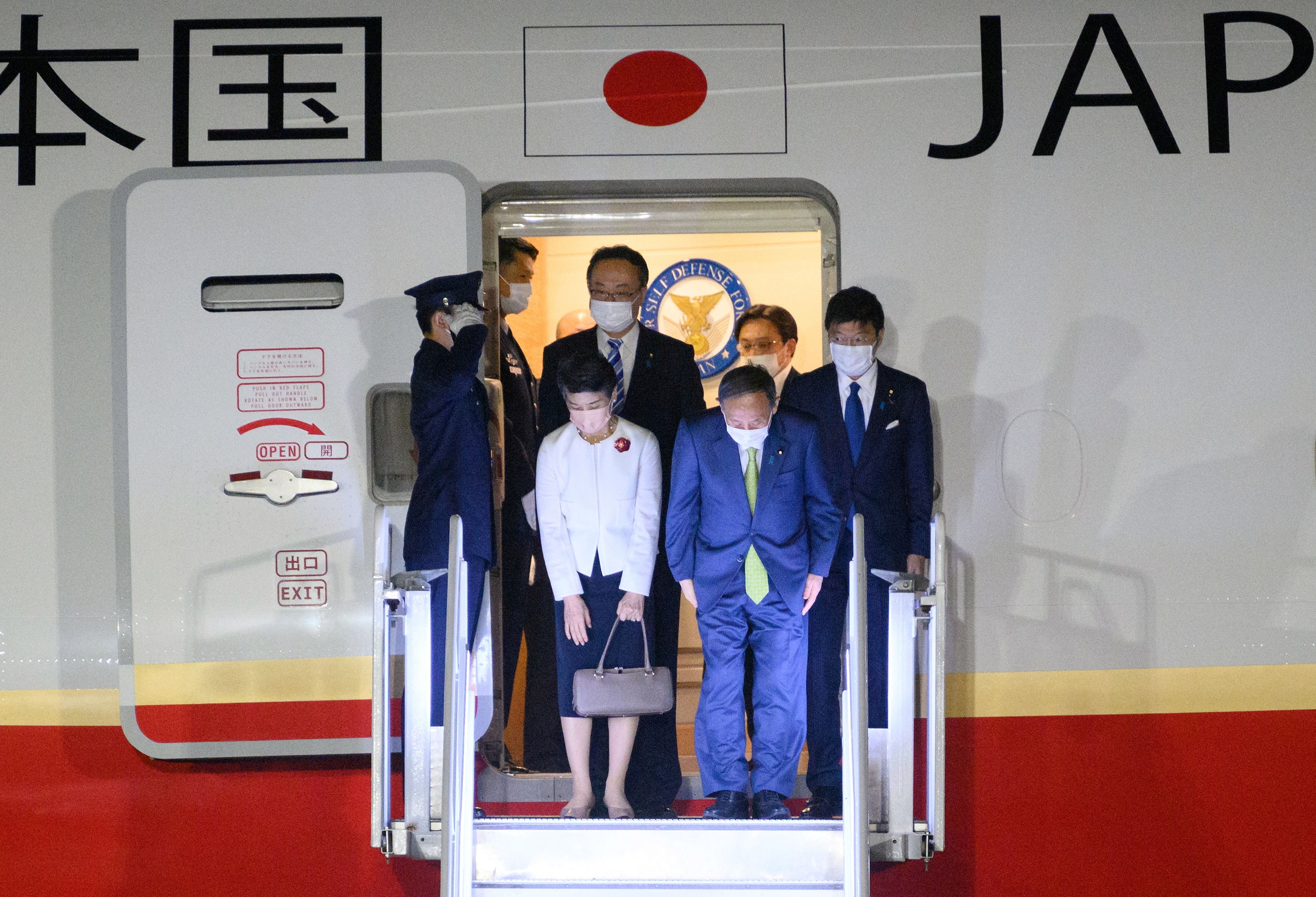 El primer ministro de Jampón Yoshihide Suga y su esposa Mariko Suga llegan al Reino Unido para la cumbre del G7