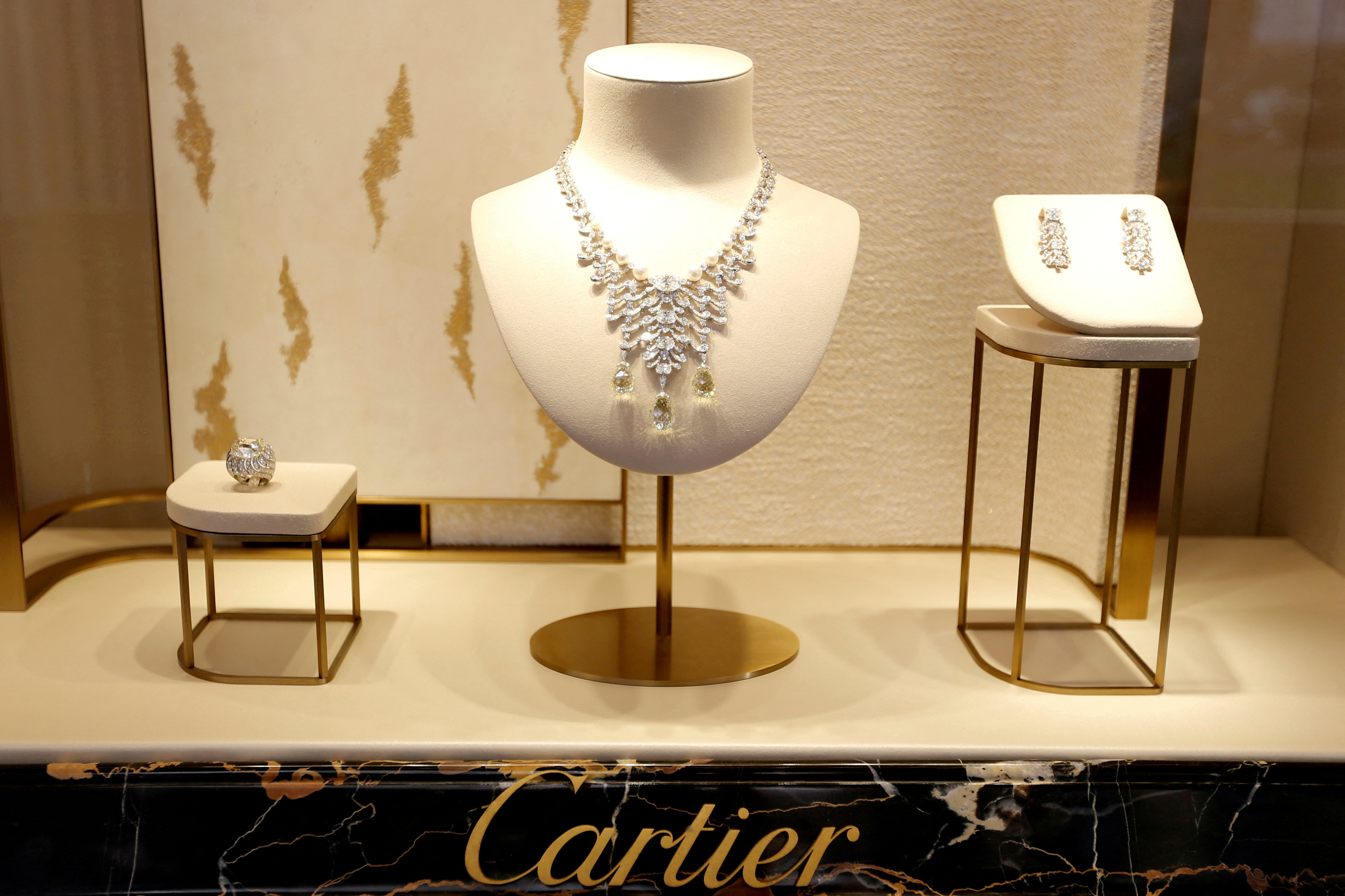 Cartier es una marca de lujo, fue creada en el año de 1847 y se  especializa principalmente en joyería lujosa, relojes y accesorios.
(REUTERS/Regis Duvignau//File Photo)