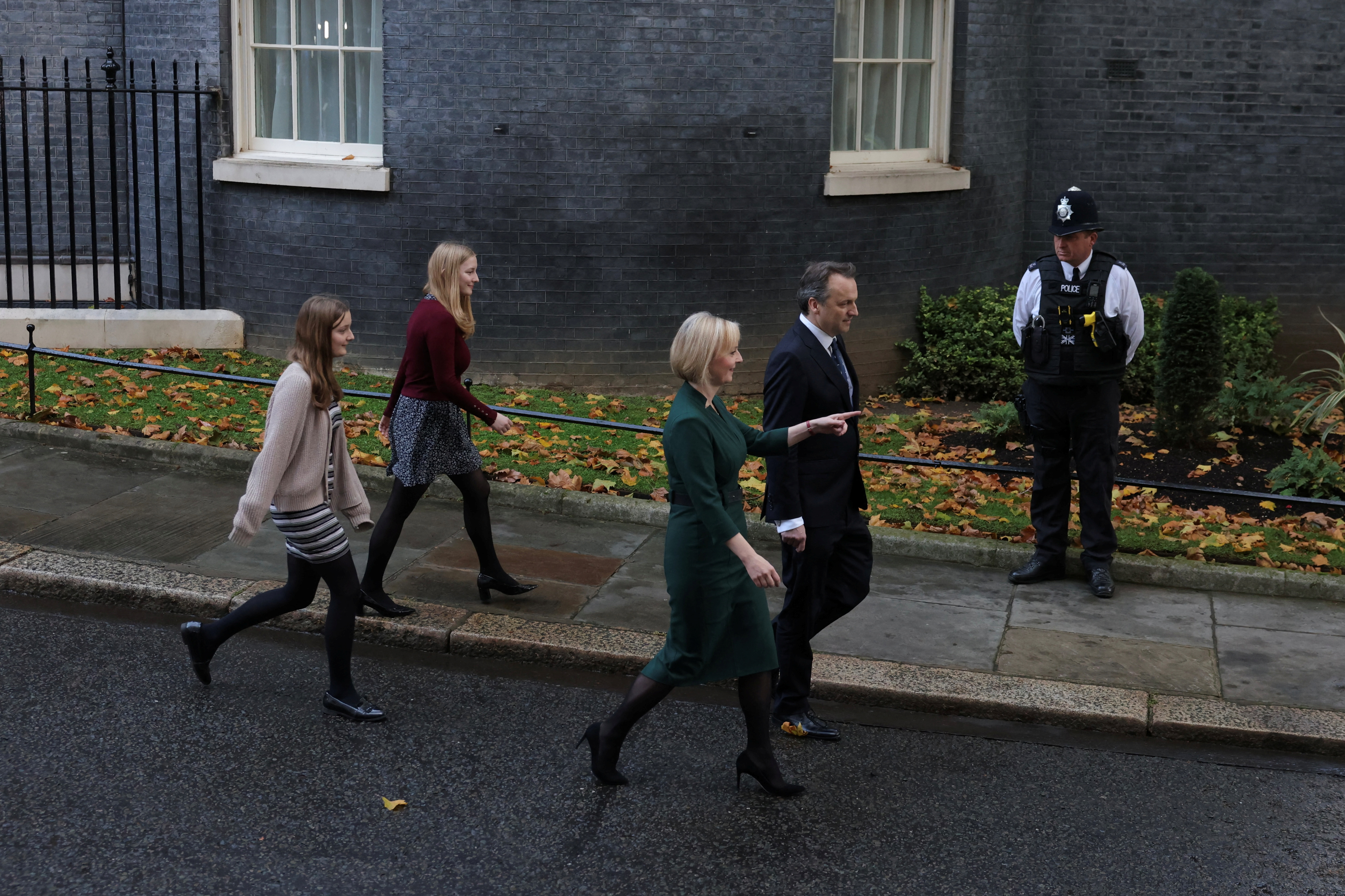 Liz Truss, se va de Downing street con su familia