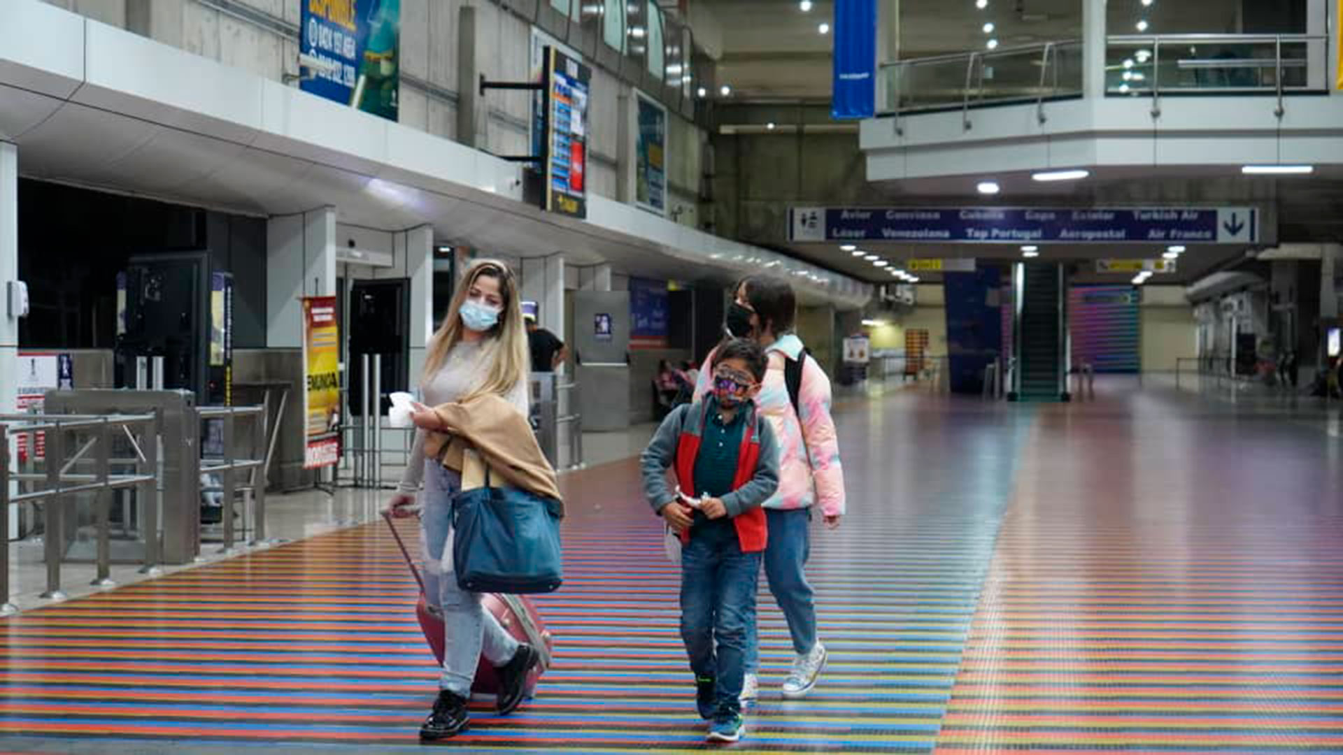 Casi una treintena de familiares de los 14 tripulantes venezolanos del avión retenido en Argentina desde junio salieron este jueves del Aeropuerto Internacional de Maiquetía