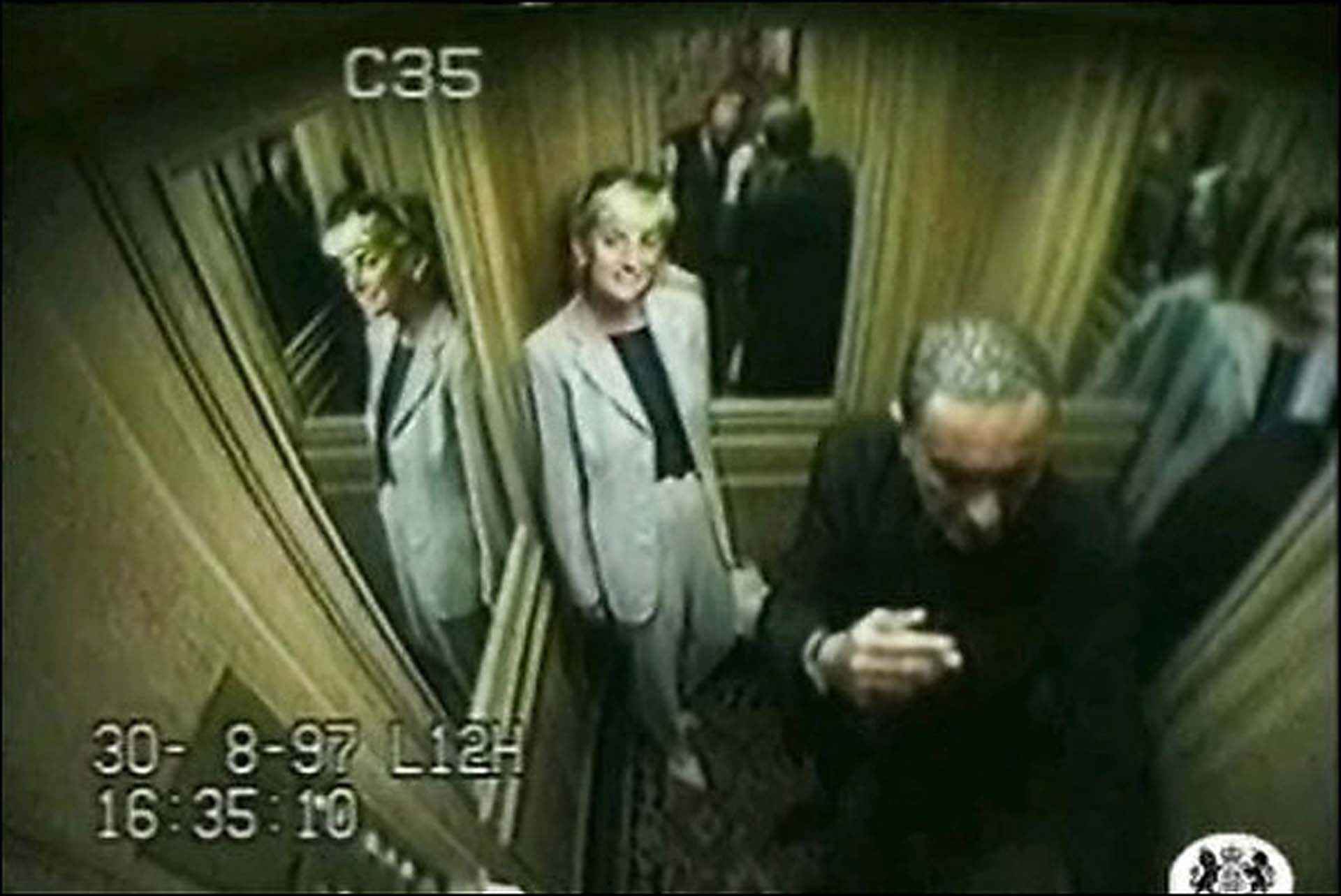 Diana y Dodi Al Fayed en el ascensor del Ritz. Uno de los últimos momentos con vida de la Princesa - AP