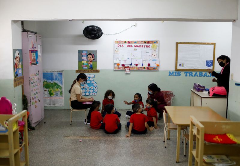 Los niños se sientan en un salón de clases en una escuela primaria en Caracas (REUTERS/Leonardo Fernández Viloría/Archivo)