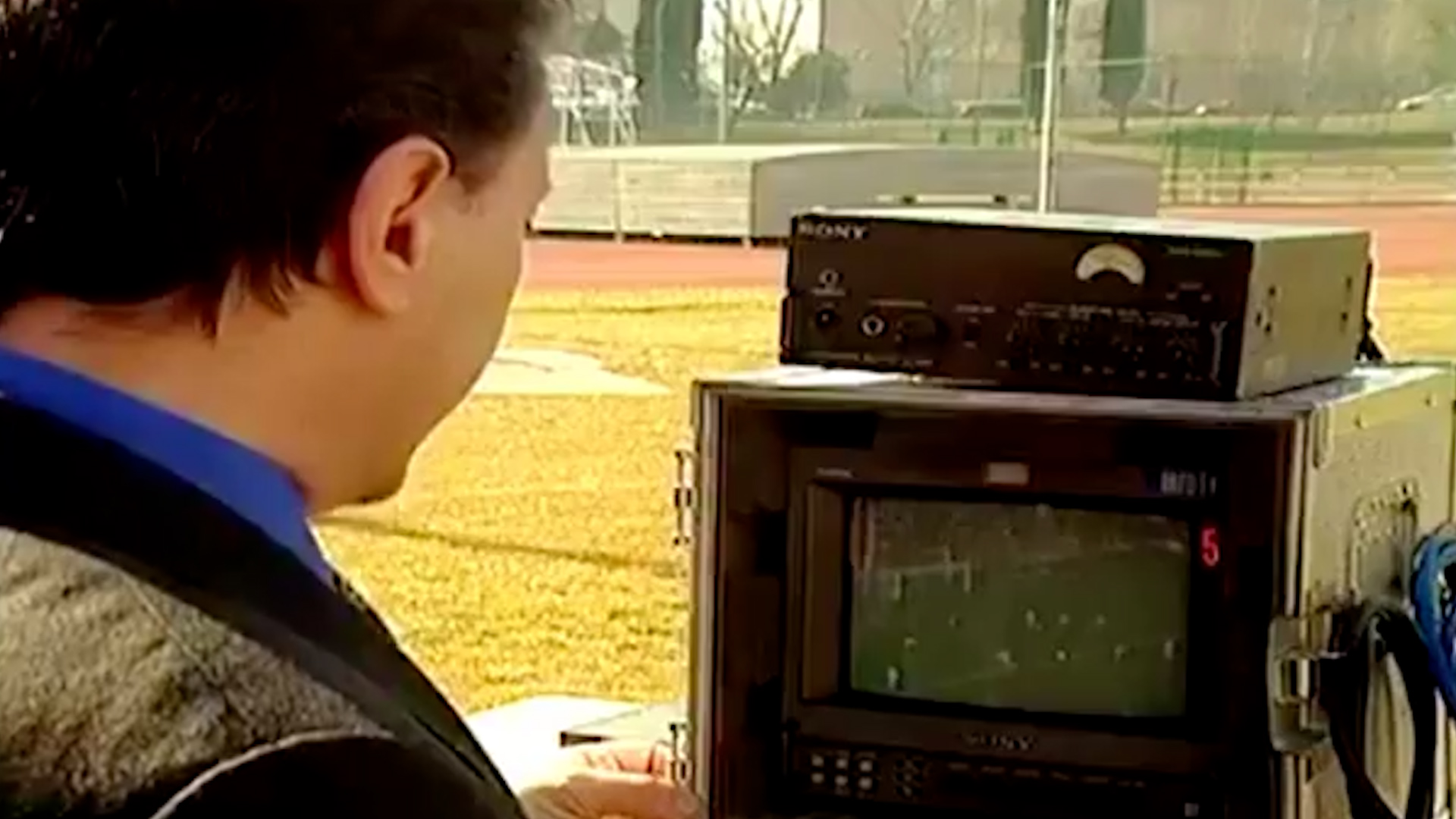 Francisco López Romera con una TV simulando el VAR