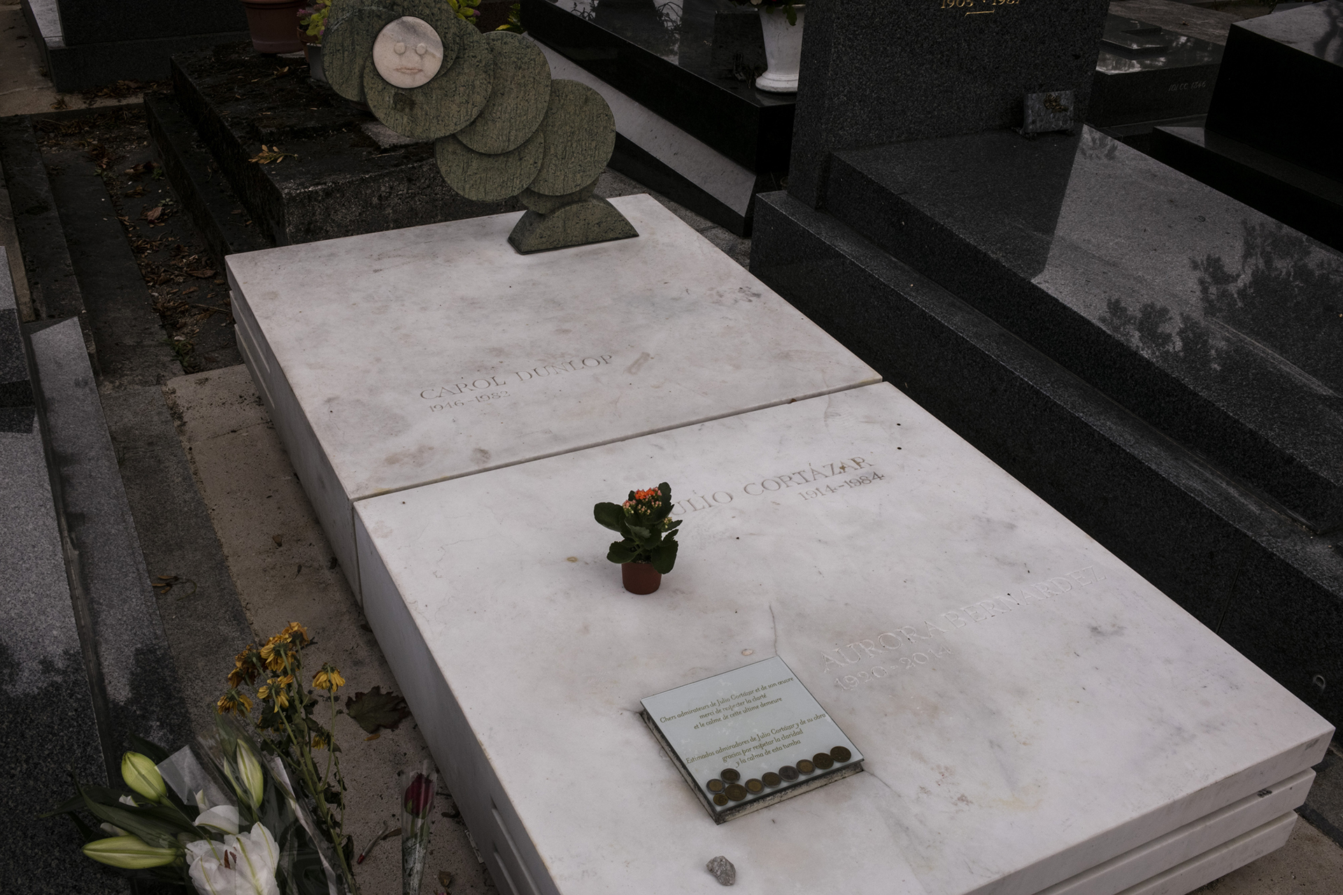 Tumba en el cementerio de Montparnasse en París, donde se encuentran los restos de Julio Cortázar (1914-1984),  junto a su segunda esposa, Carol Dunlop (1946-1982). Foto Ricardo Ceppi
