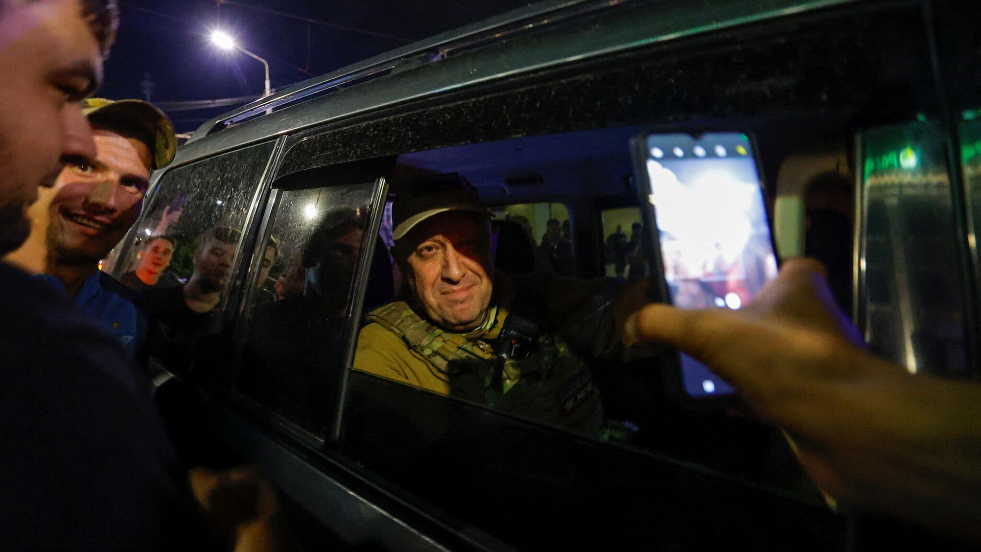 El líder mercenario de Wagner, Yevgeny V. Prigozhin, saliendo de la sede del Distrito Militar del Sur en medio de la retirada del grupo de la ciudad de Rostov-on-Don, Rusia, el sábado. Alexander Ermochenko/Reuters