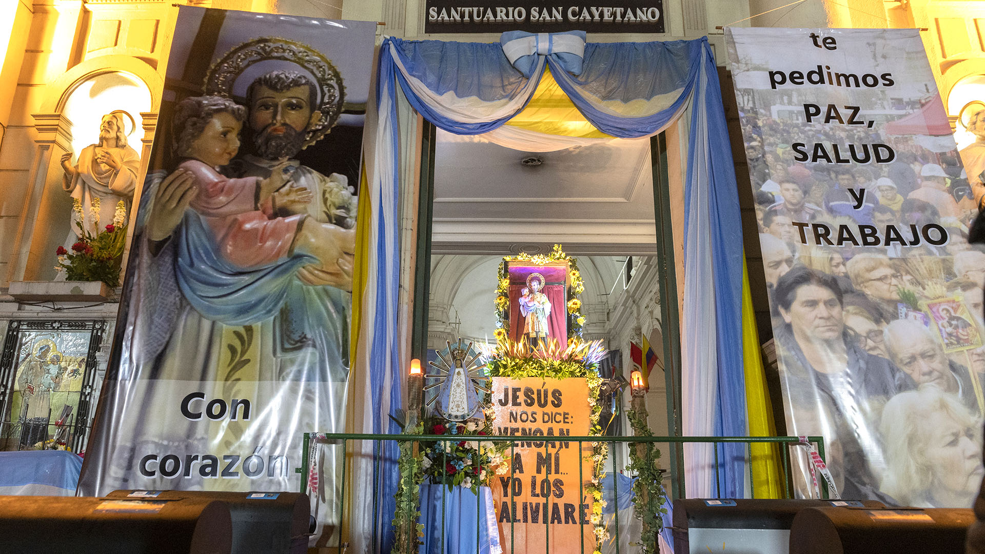 La fachada del santuario de San Cayetano durante la peregrinación del 7 de agosto de 2021 (Christian Gaston Taylor)