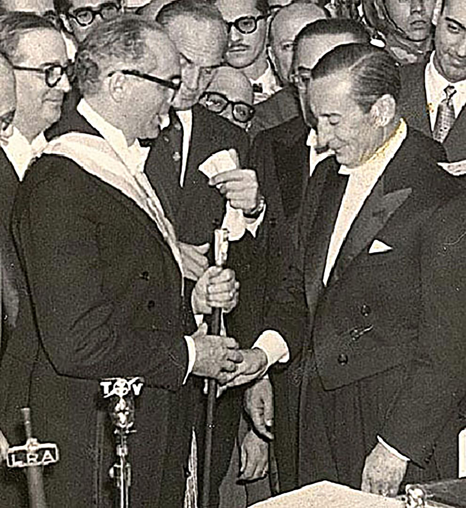 Mayo de 1958: Arturo Frondizi recibe el bastón presidencial de manos de Eugenio Aramburu, uno de los líderes de la "Revolución Libertadora" que había derrocado a Perón en 1955. En su primer año en el gobierno, Frondizi alcanzaría la "brecha cambiaria" más alta de la historia argentina