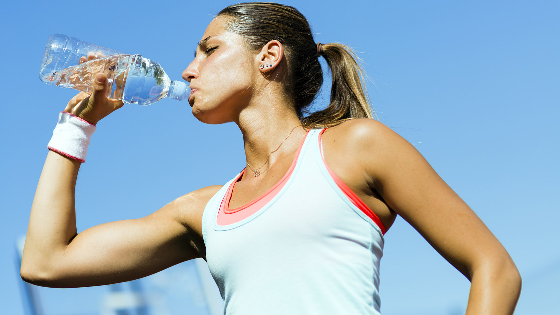 Según la experta, es muy importante mantener una adecuada hidratación sobre todo en época de altas temperaturas / (iStock)