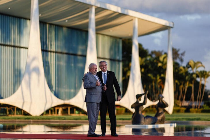 Será el tercer encuentro en el año que tendrán en Brasil, Lula y Alberto Fernández. REUTERS/Ueslei Marcelino