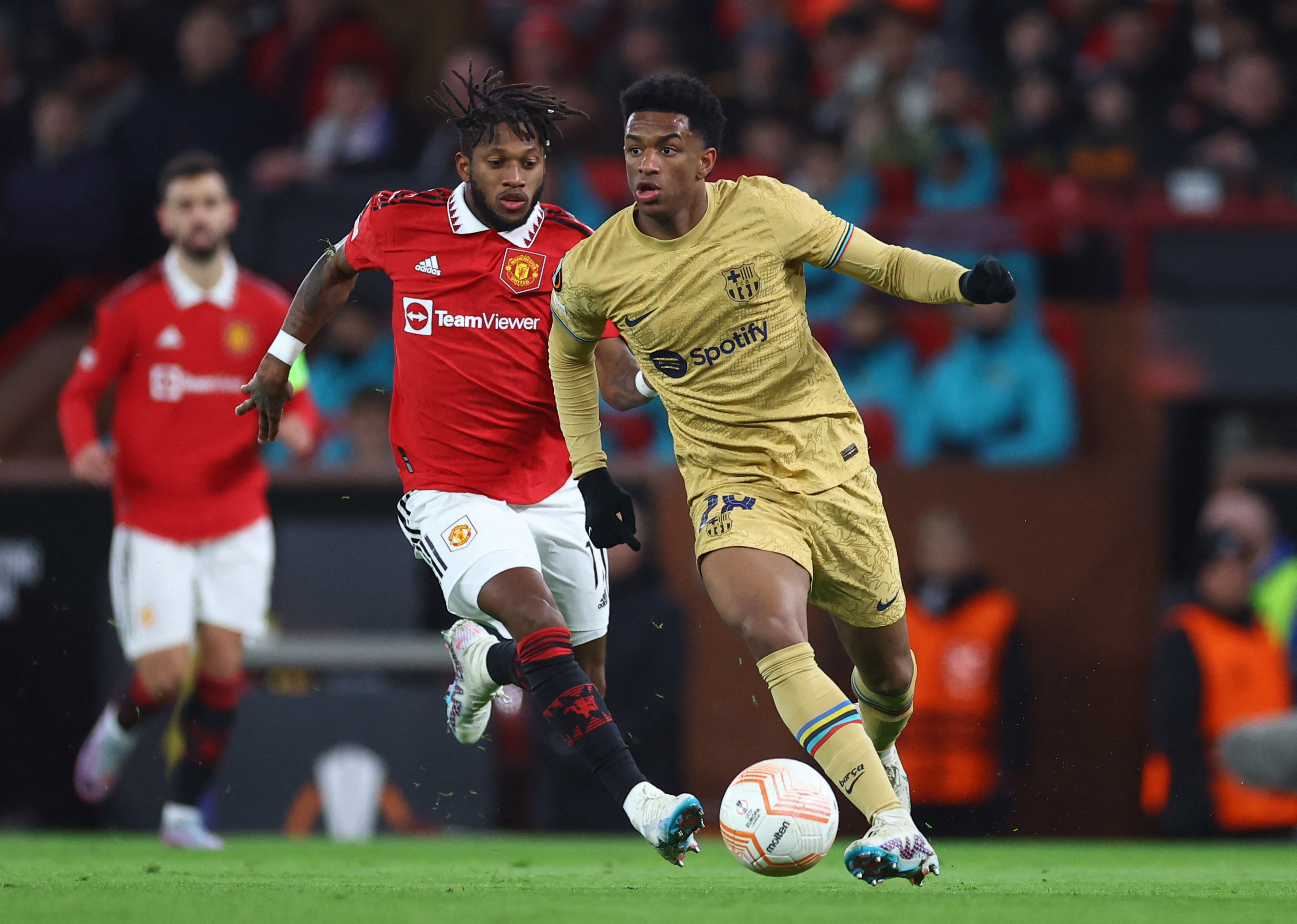 Fred busca detener a Alex Balde. Foto: REUTERS/Carl Recine