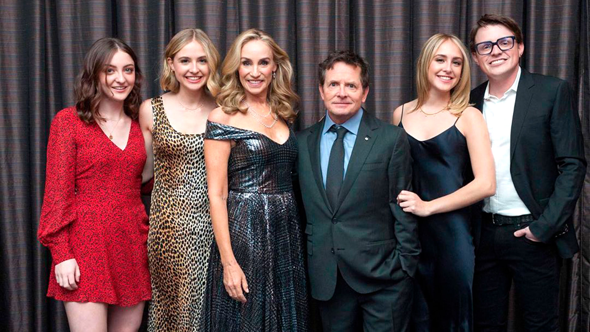 Una famiglia numerosa. Da sinistra a destra, la figlia più giovane, Esmé, Aquinnah, una delle gemelle; Tracy Pollan; Michele Fox; l'altro gemello, Schuyler e Sam, il più anziano (@realmikejfox)