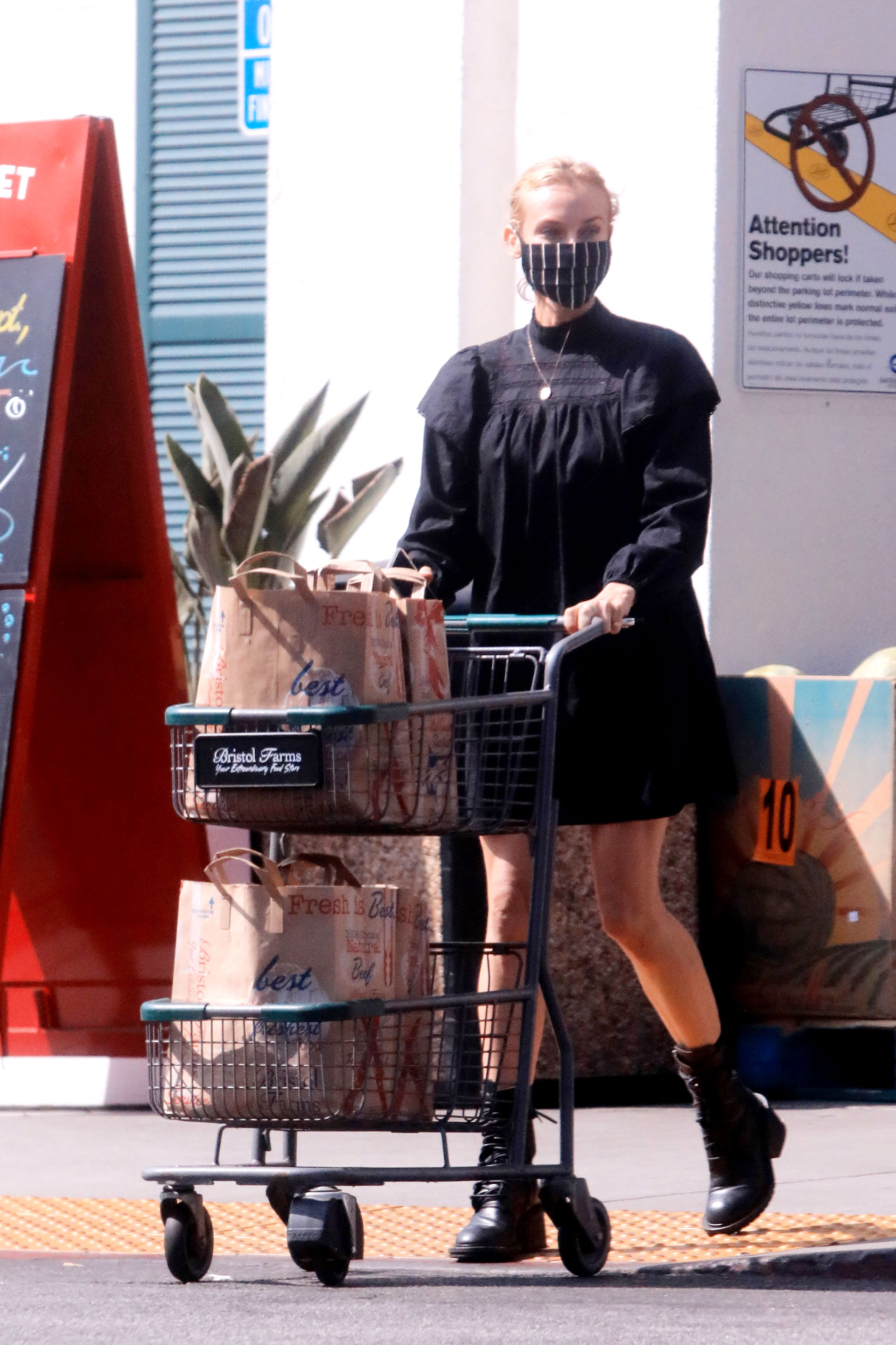 Diane Kruger realizó las compras en Los Ángeles. La actriz alemana de 44 años lucía un minivestido y borcegos negros. Además, estaba protegida con un tapabocas (Foto: The Image Direct / The Grosby Group)
