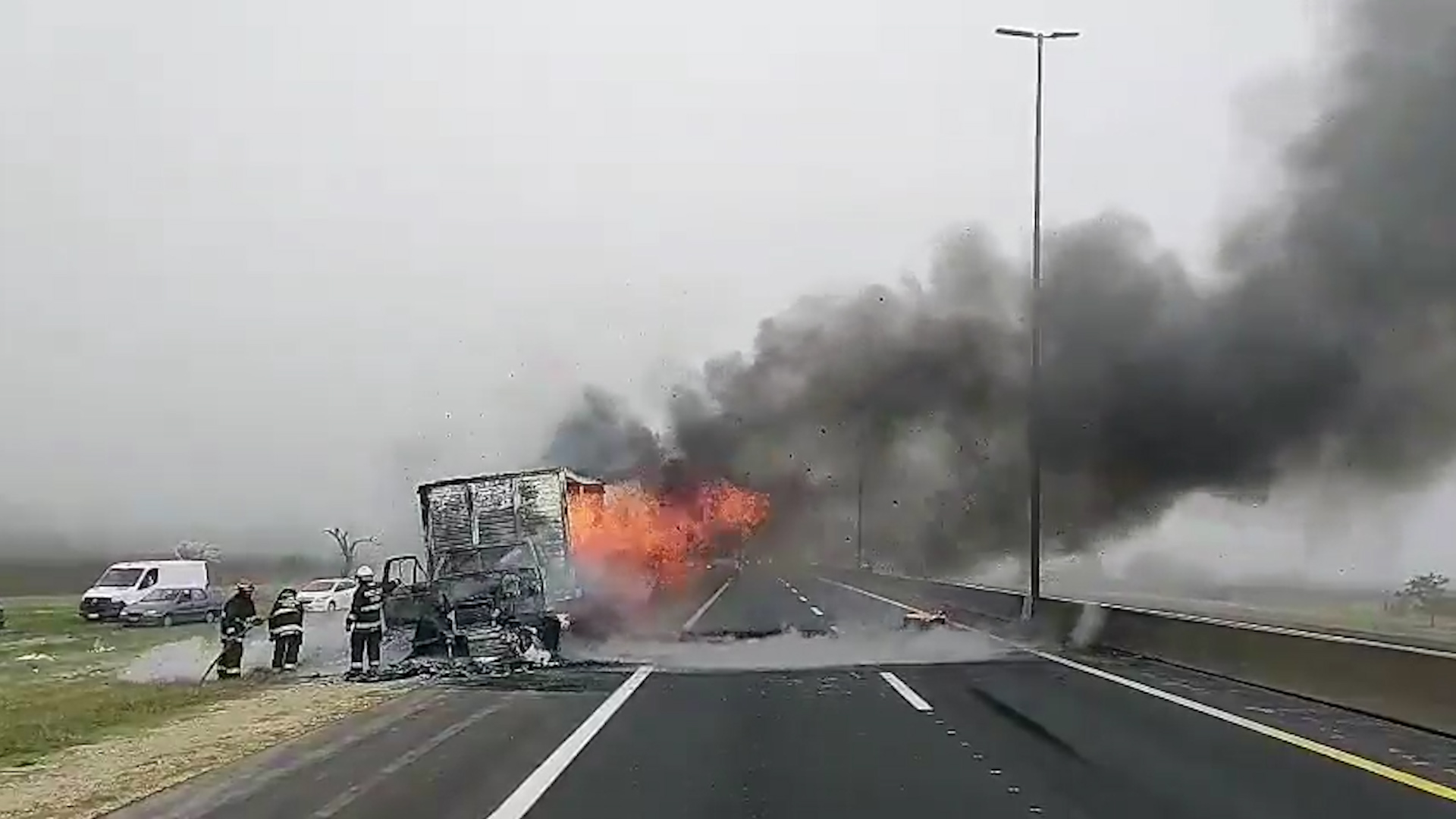 Impresionante incendio de un camión en plena autopista Buenos Aires-La Plata