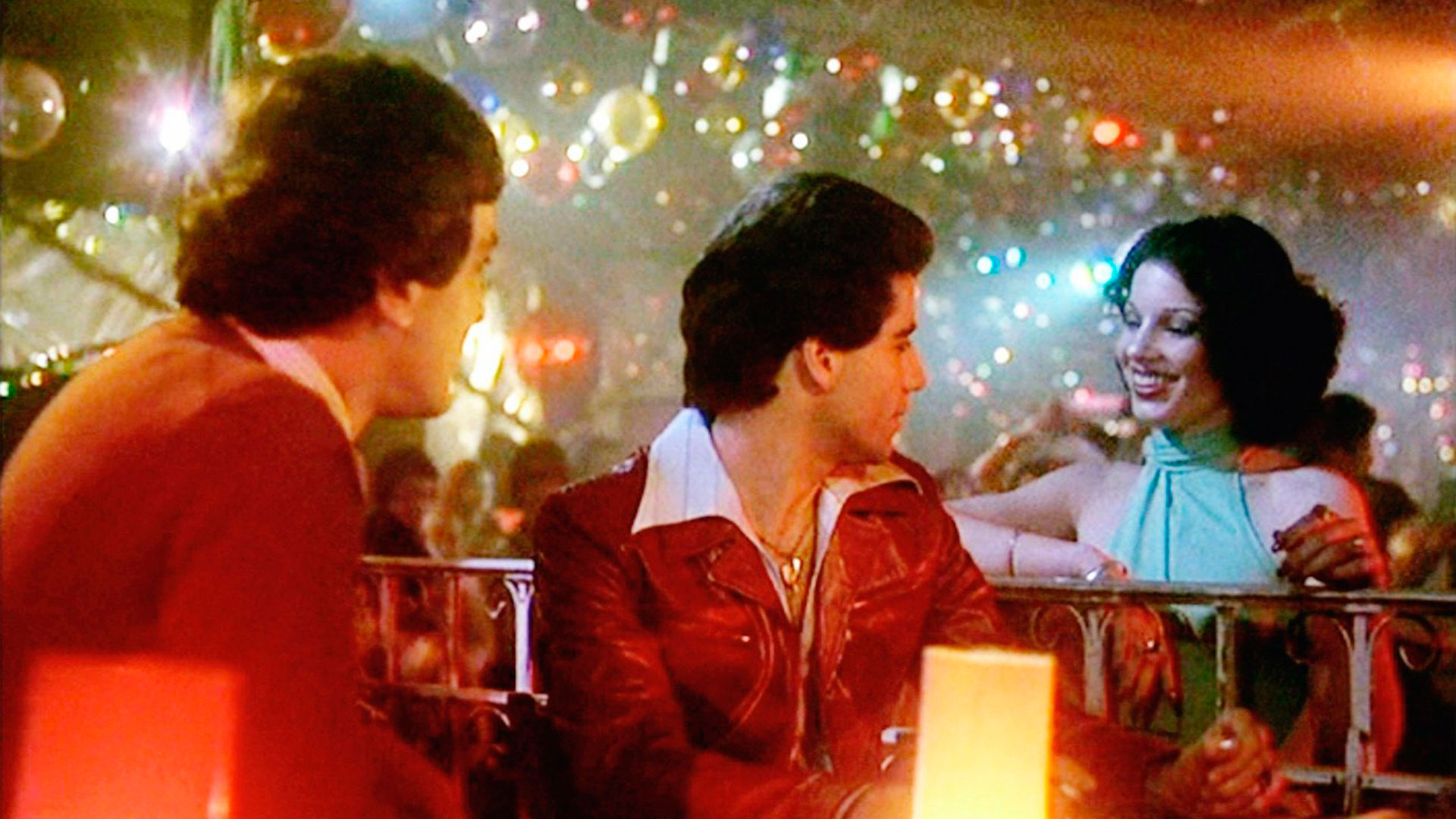 Travolta tenía un contrato firmado por tres películas con el productor Robert Stigwood. Este proyecto fue el primero que encararon