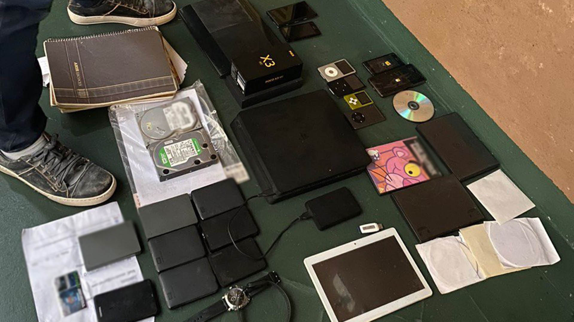 Los agentes secuestraron celulares, discos rígidos, pendrives, soportes ópticos y el reloj espía que el pedófilo utilizaba para filmar a sus víctimas en la vía pública.