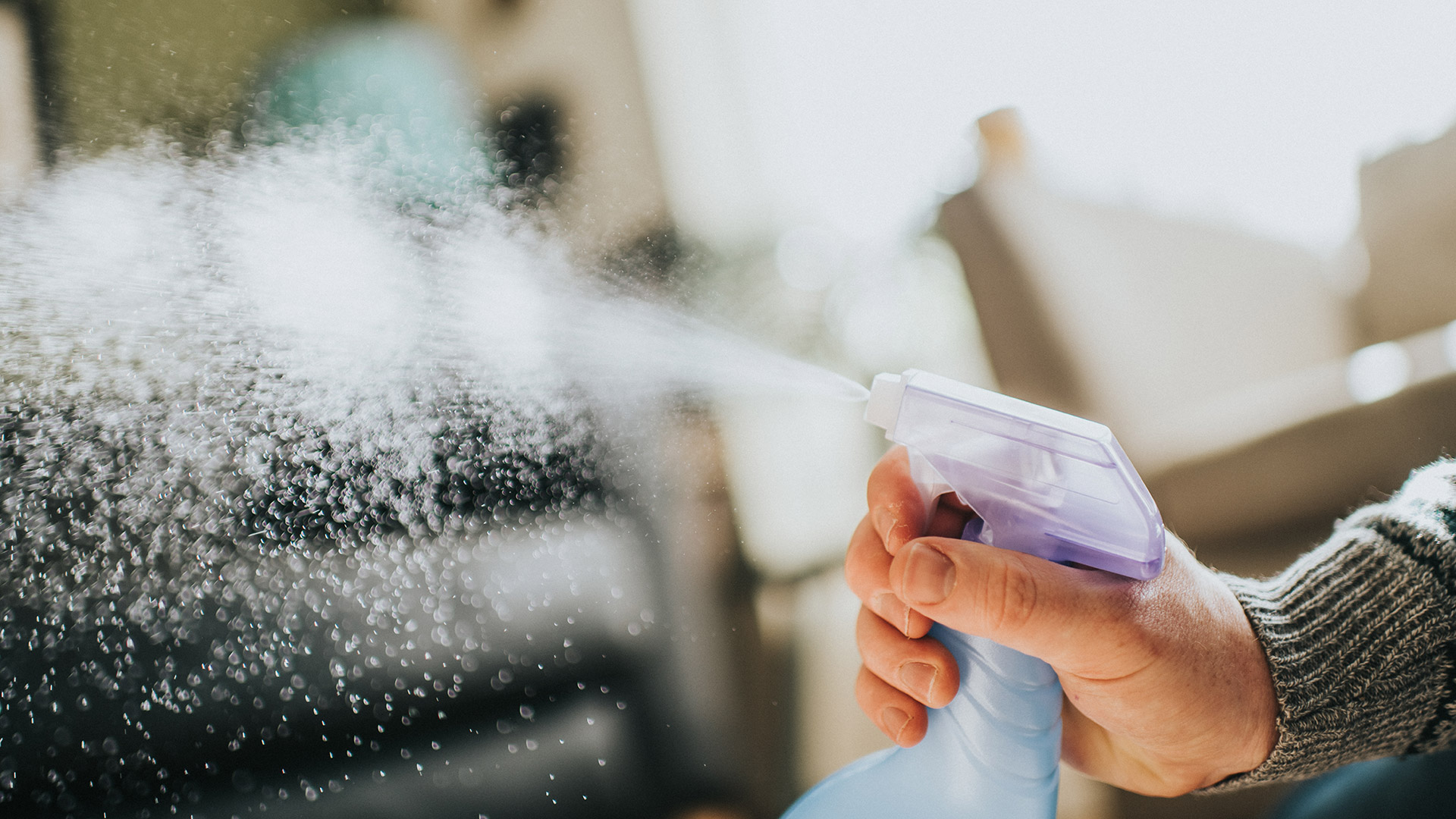 La desinfección muy frecuente no sirve para prevenir el COVID-19. Es más útil la ventilación cruzada y permanente/Getty