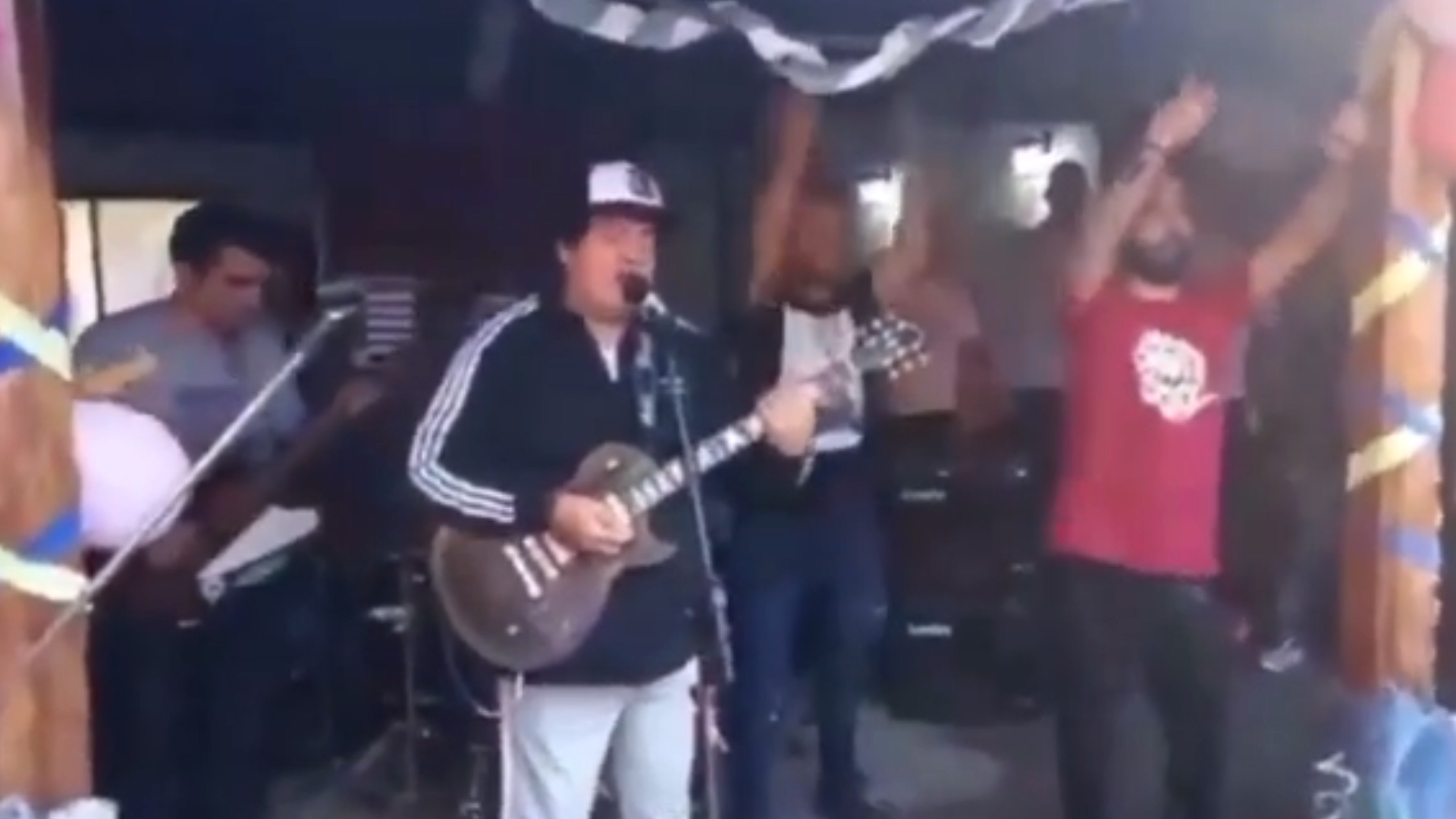 En mayo pasado, se viralizó un video del músico cantando y tocando la guitarra desde el centro terapéutico donde permanece internado