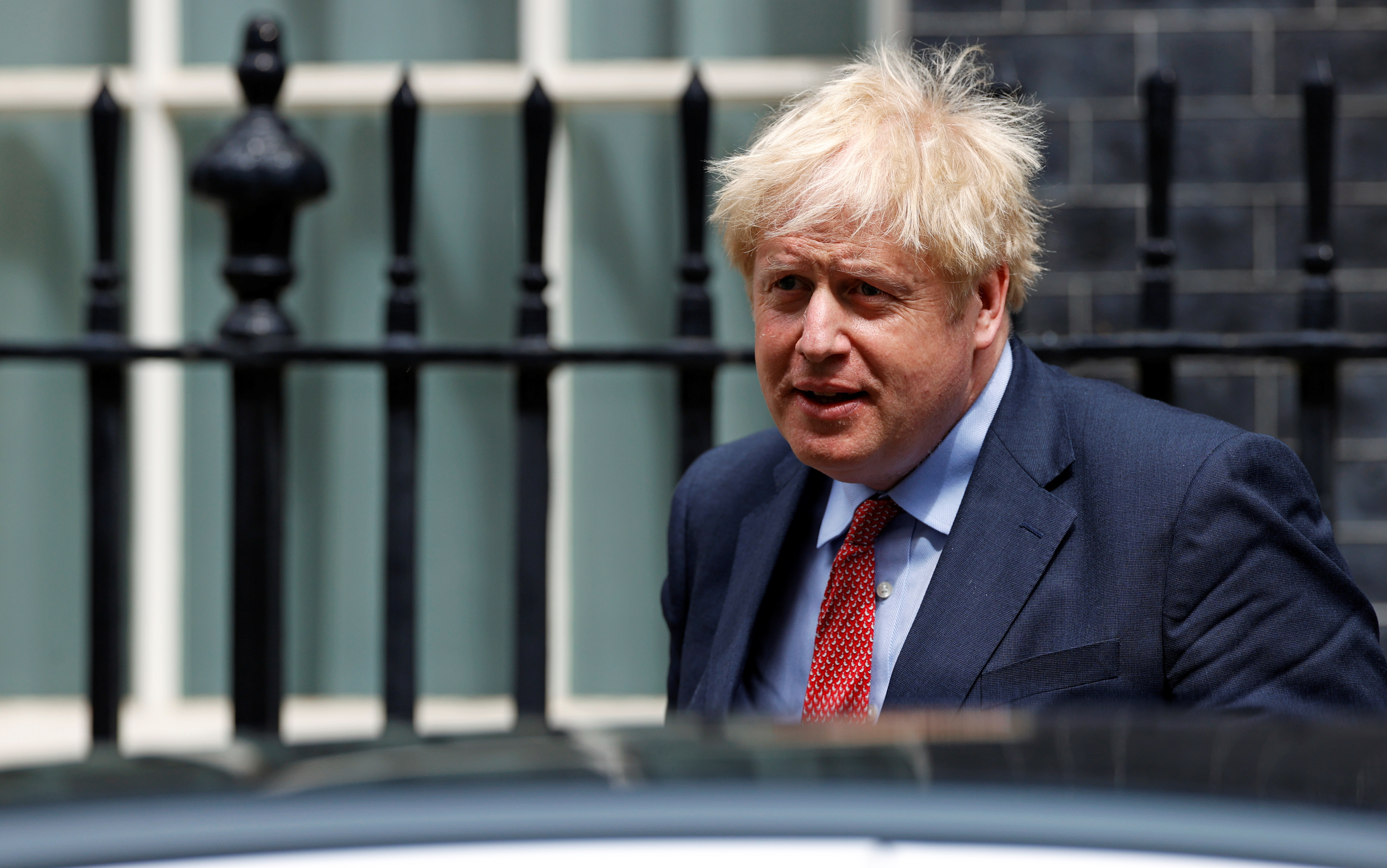 El primer ministro británico, Boris Johnson, abandona Downing Street, en Londres, Gran Bretaña, el 15 de julio de 2020 (Reuters/ John Sibley)