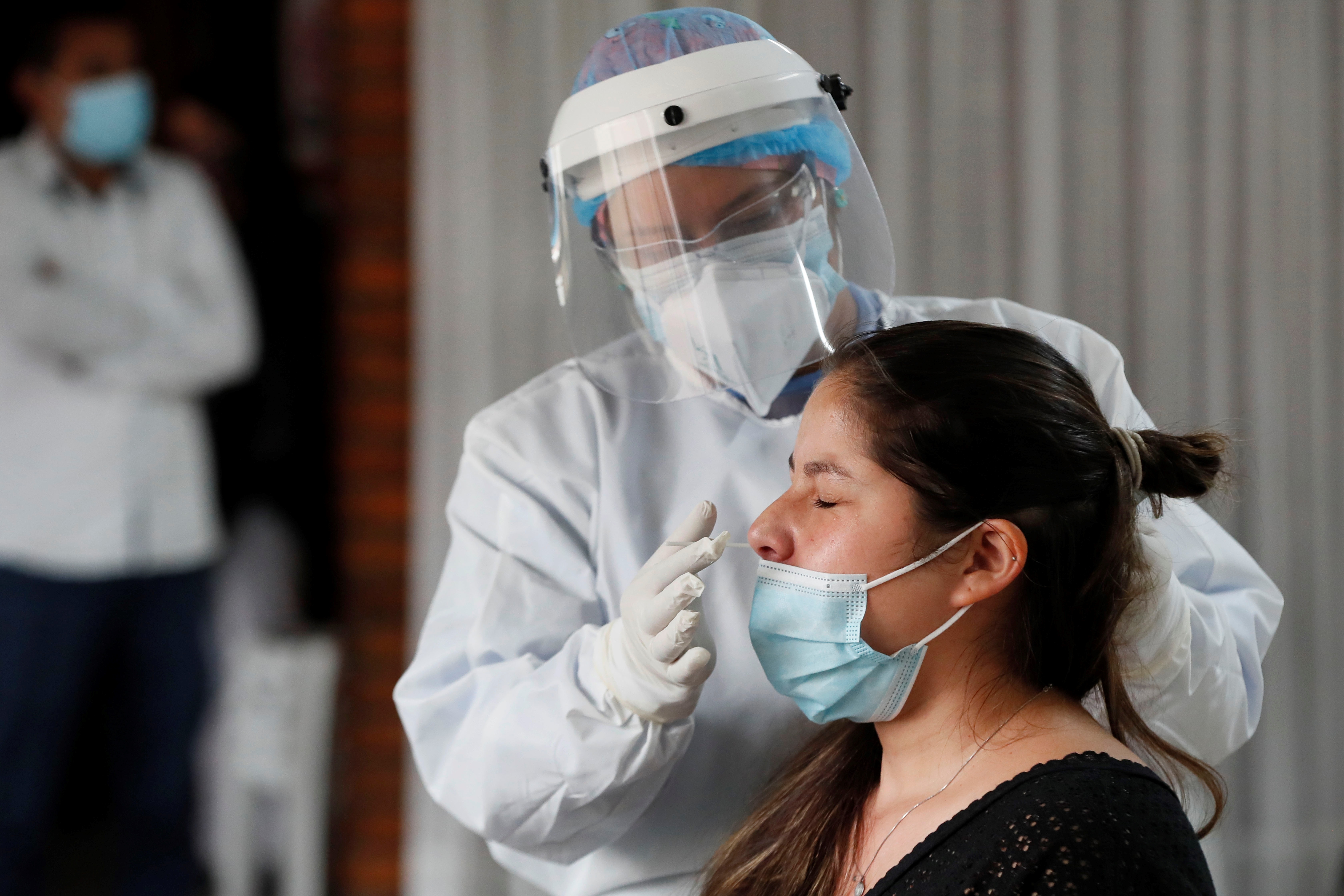 Una mujer se somete a una prueba de covid-19 en Bogotá (Colombia), en una fotografía de archivo. EFE/ Carlos Ortega
