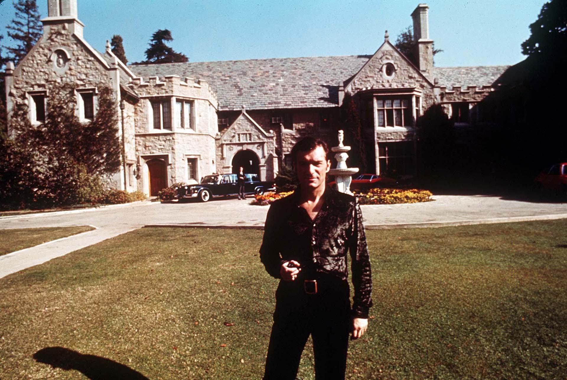 1975. Con el éxito de Playboy, Hugh pronto se convirtió en un millonario. Y, como todo buen magnate, decidió mover su resicencia a un verdadero palacio Mandatory Foto: Shutterstock
