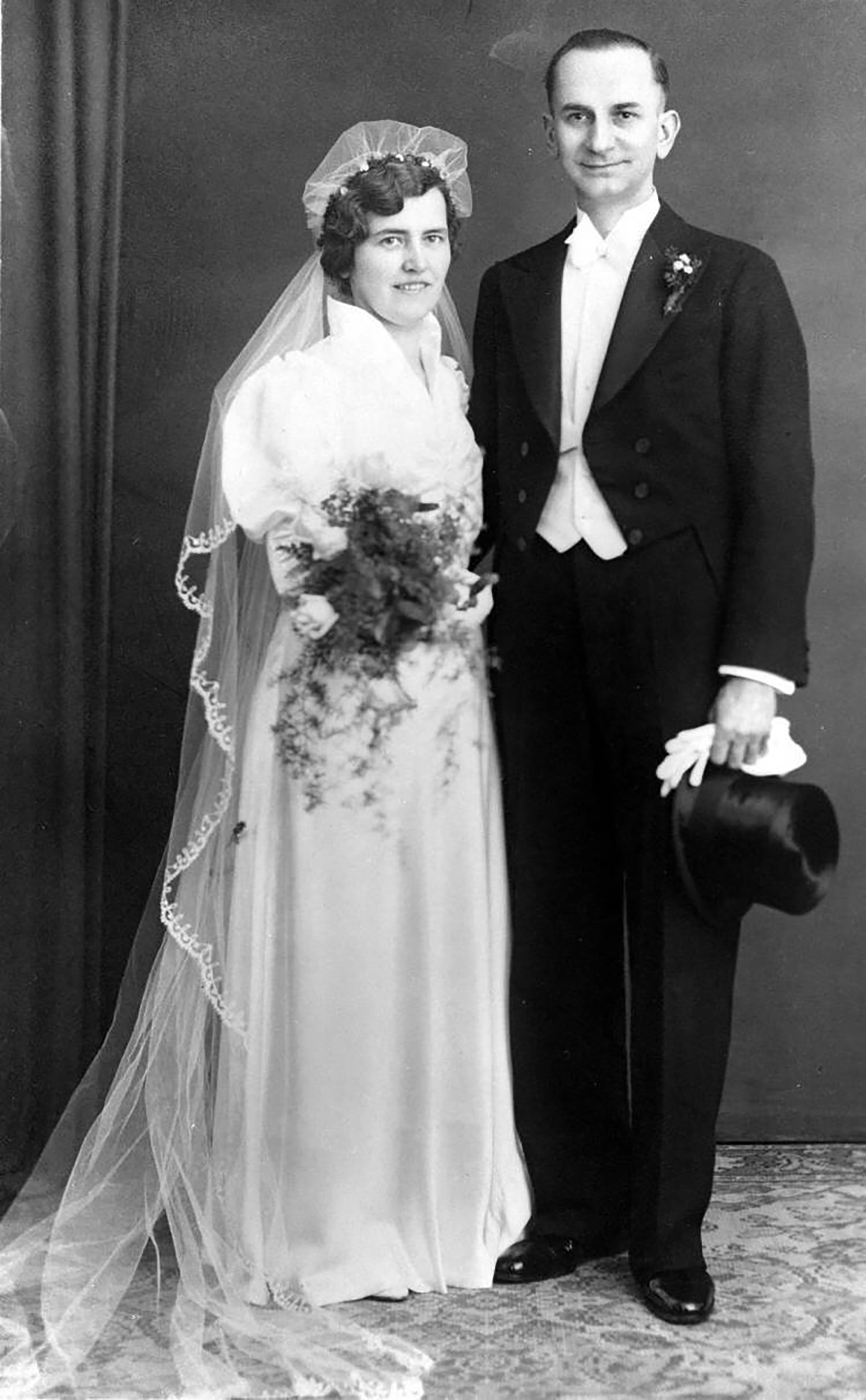 Elise y Otto se casaron en 1935. No tuvieron hijos. En 1940 empezaron a escribir y dejar por Berlín las postales con mensajes en contra de Hitler y su régimen