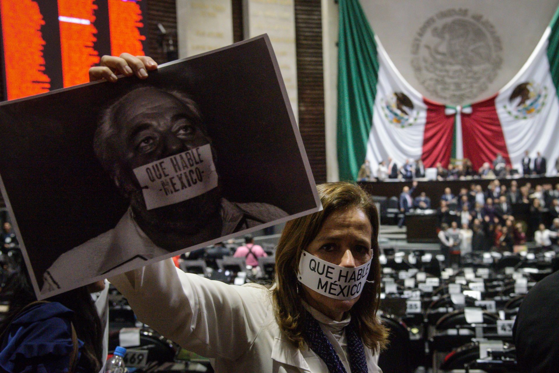 Margarita Zavala, así como el resto de diputados del PAN, portó un cubrebocas con la leyenda "Que hable México". (CUARTOSCURO)