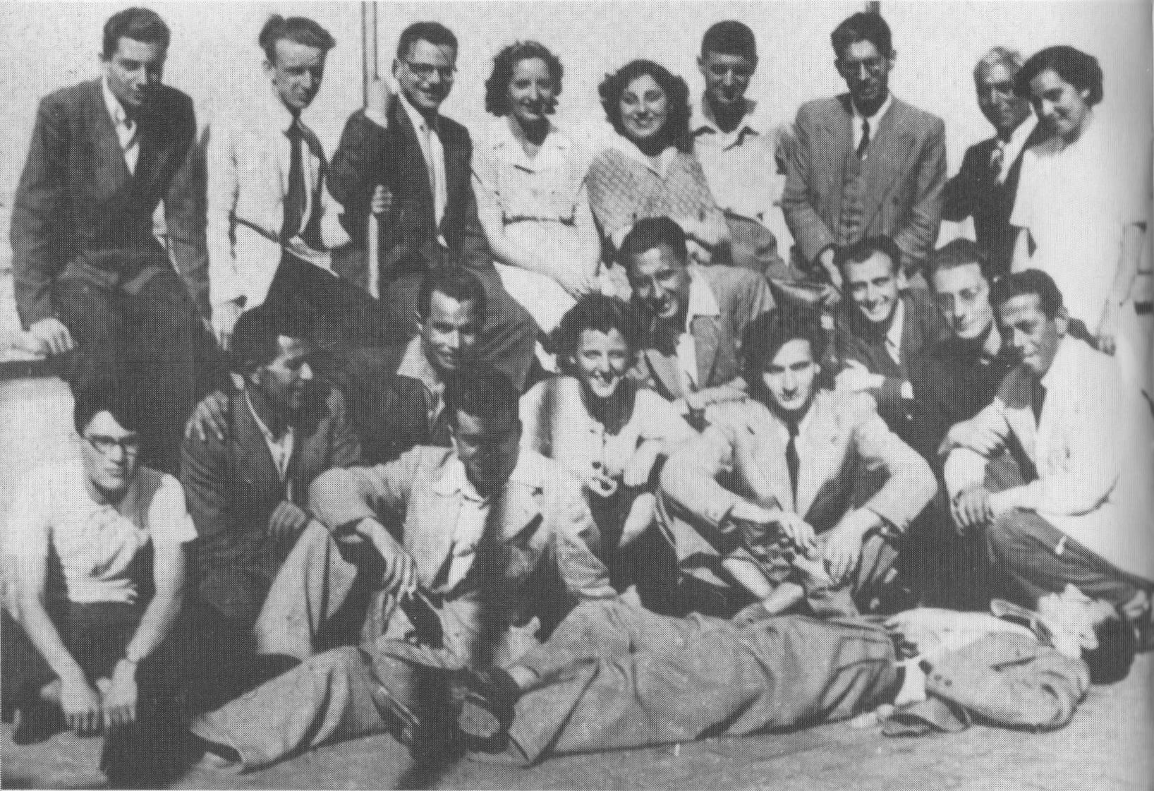 Carla Capponi (en el centro, agachada) entre los miembros del Grupos de Acción Partisanos romanos en 1944