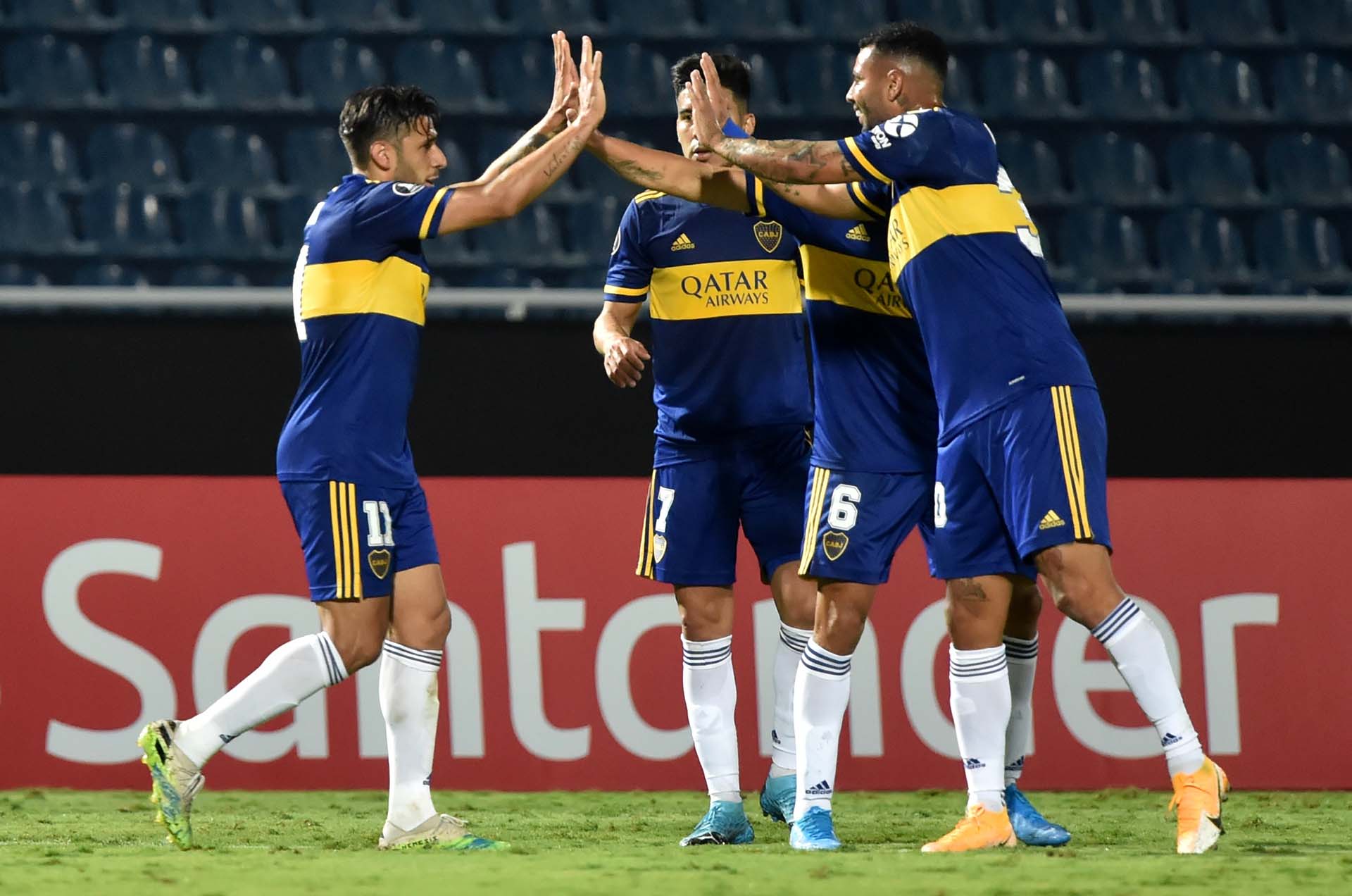 Salvio le agradece a Cardona la asistencia en el 2-0 de Boca (REUTERS/Norberto Duarte)