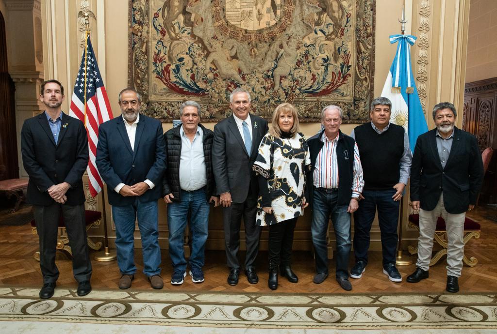 Una de las últimas fotos juntos: Pablo Moyano y sus rivales internos de la CGT se reunieron con el embajador de EEUU, Marc Stanley