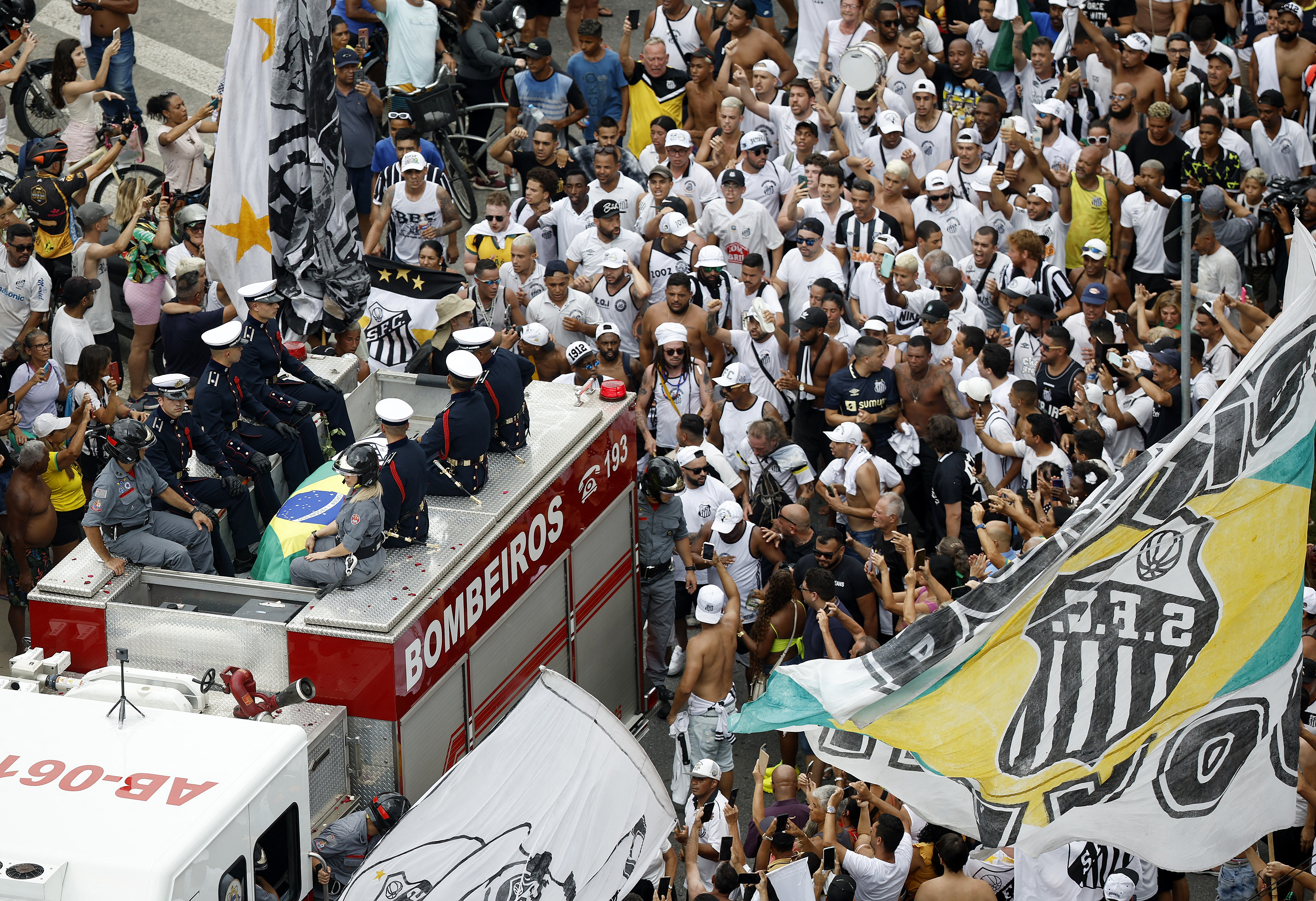 El público con los colores del Santos siguen el cortejo con los restos de Pelé (REUTERS/Amanda Perobelli)