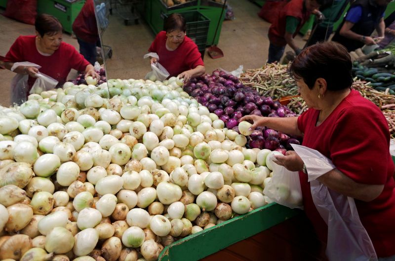 Foto de archivo. Una mujer selecciona cebollas en un supermercado de Bogotá, Colombia, 30 de octubre, 2018. REUTERS/Luisa González