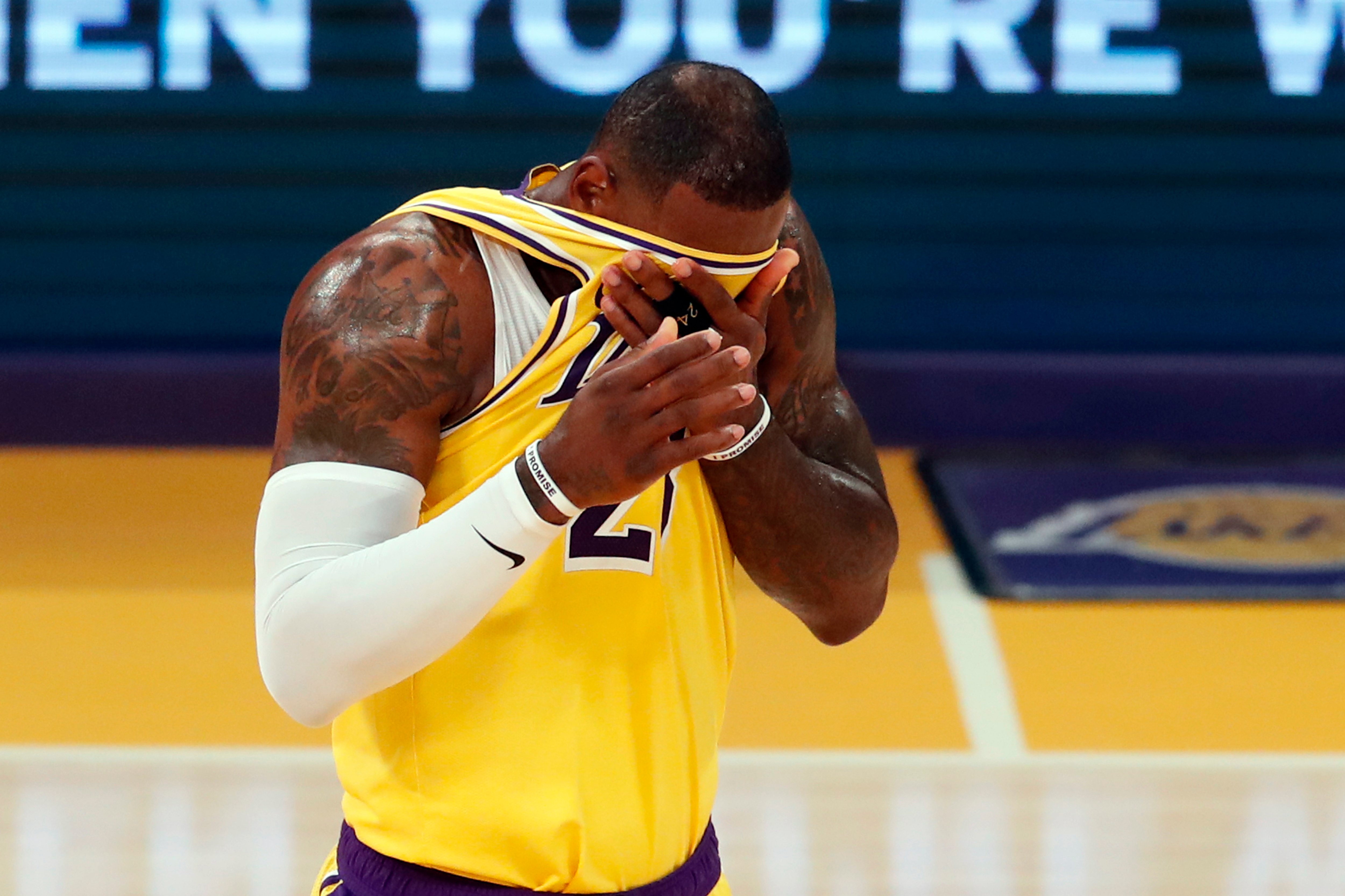 LeBron James comienza a valorar la idea de retirarse, tras el