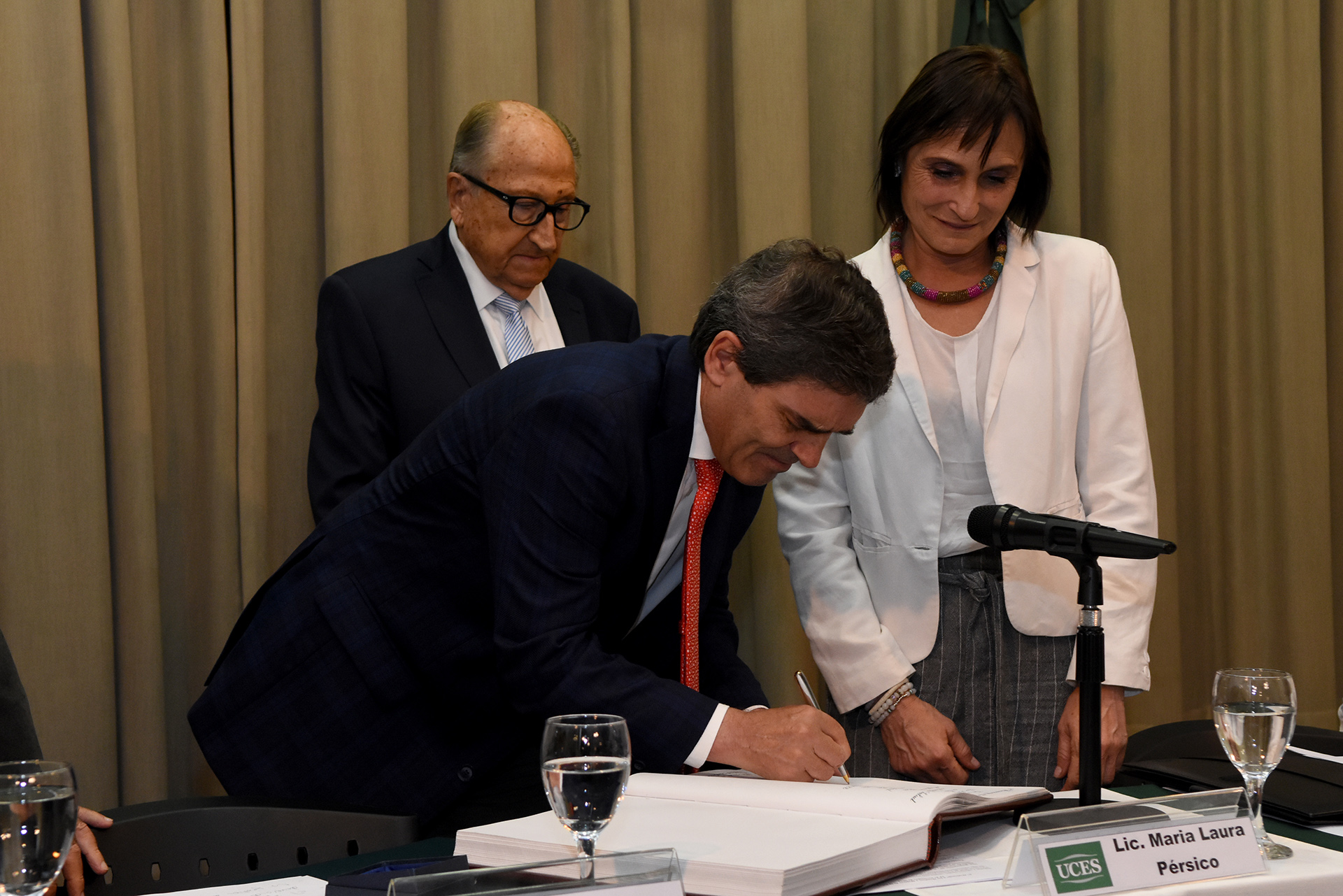 El ministro de Salud porteño, Fernán Quirós, firmando el Libro de Honor de UCES junto a María Laura Pérsico, vicerrectora de esa universidad 

