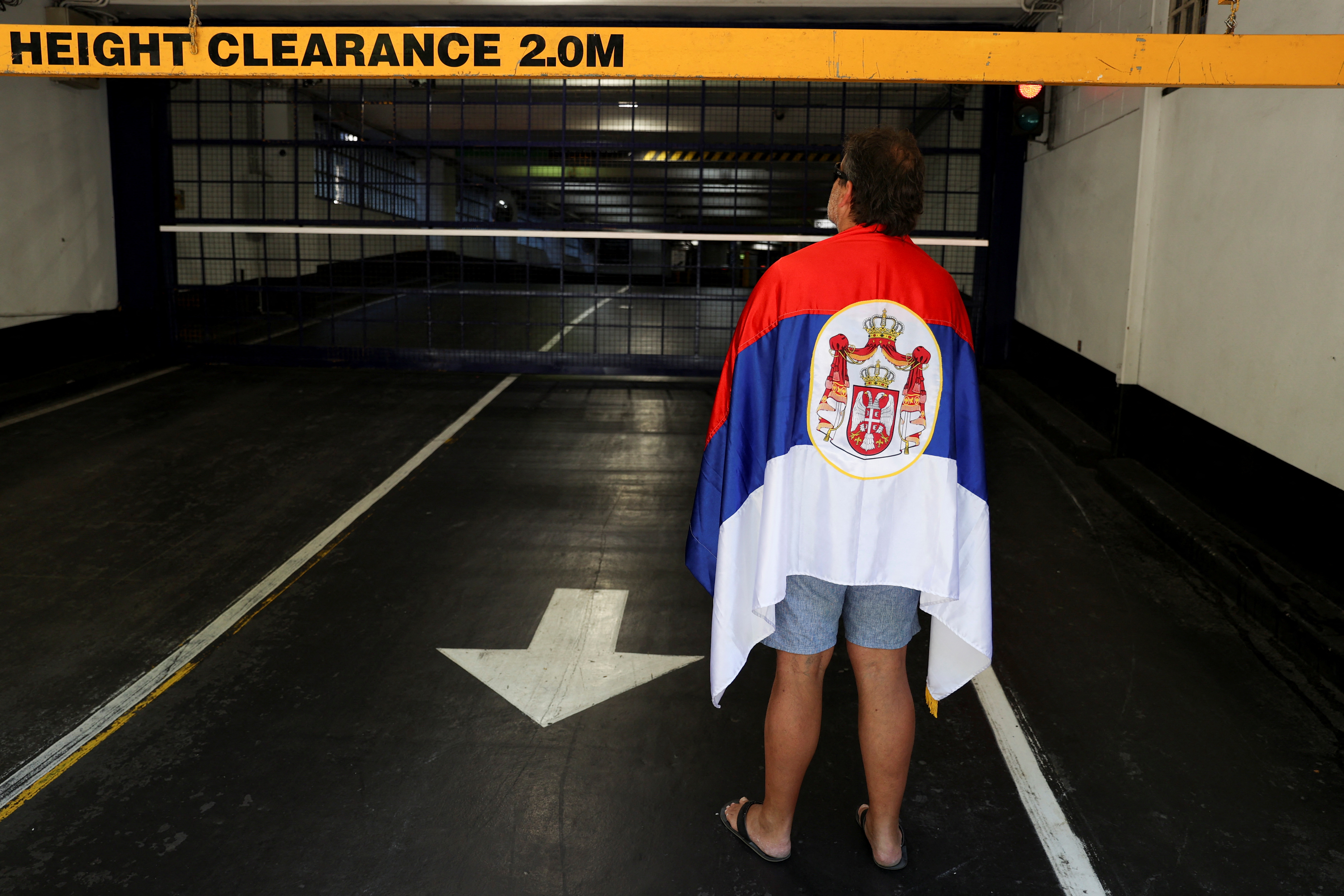 Algunos fanáticos del tenista serbio esperan al resolución (Foto: Reuters)