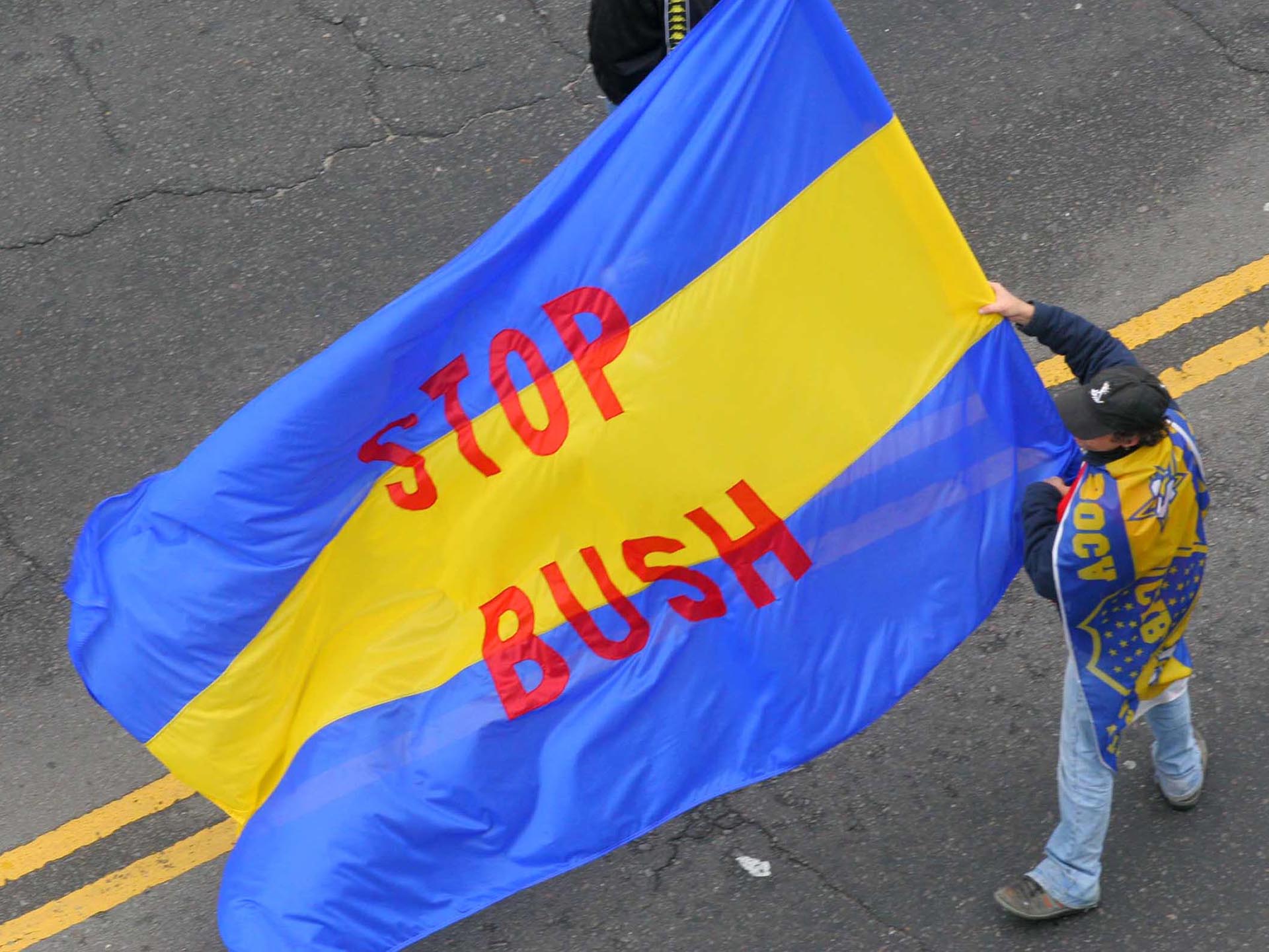 ****nacp2NOTICIAS ARGENTINASMAR DEL PLATA, NOVIEMBRE 4:Un simpatizante de Boca Juniors participa de la marcha contra la visita del presidente norteamericano George W. Bush realizada en el marco de la cumbre de los Pueblos.Foto NA:Gonzalo Calvelo-El Dia/pl****