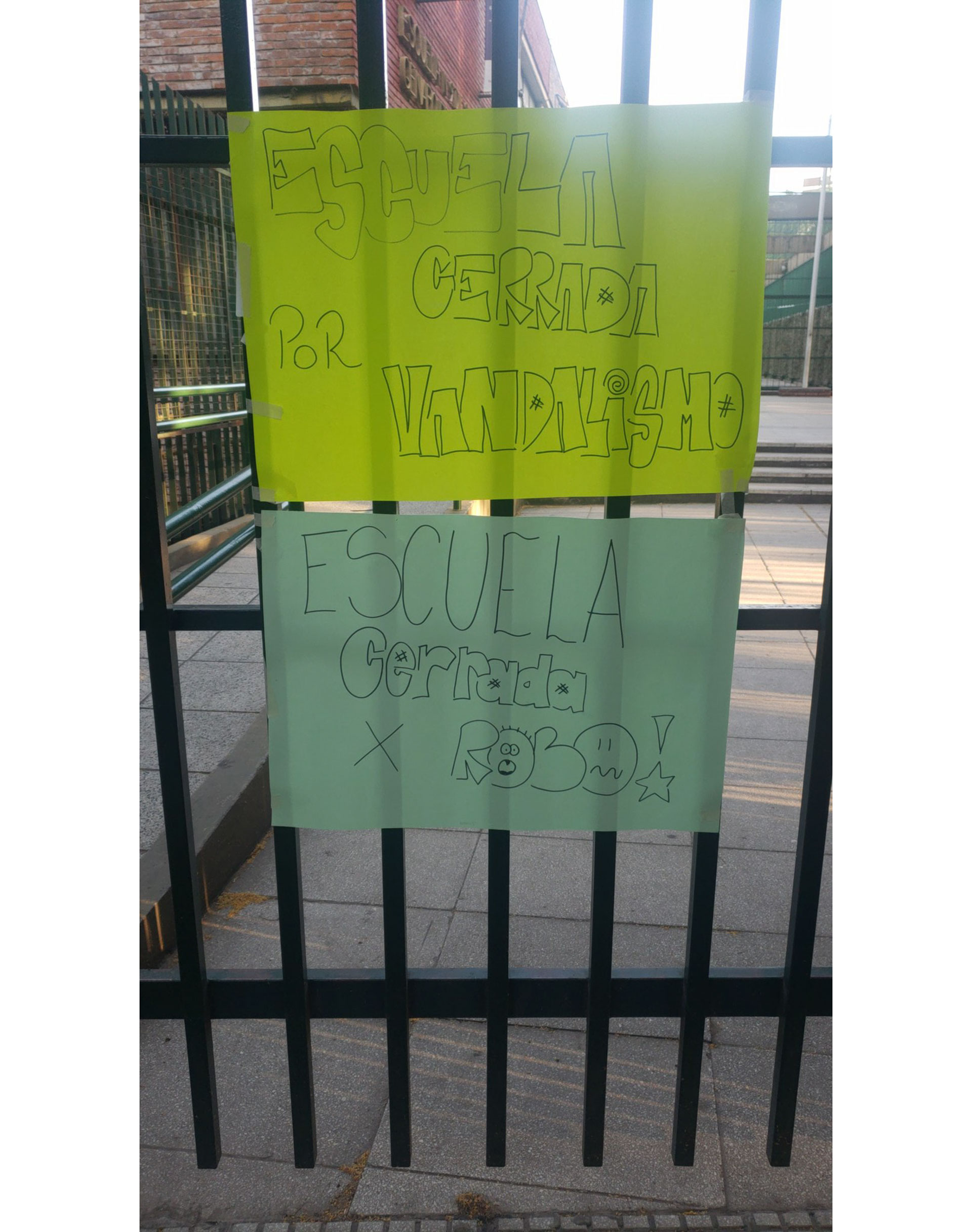 El colegio amaneció empapelado con afiches (Foto/@Marcelitaojeda)