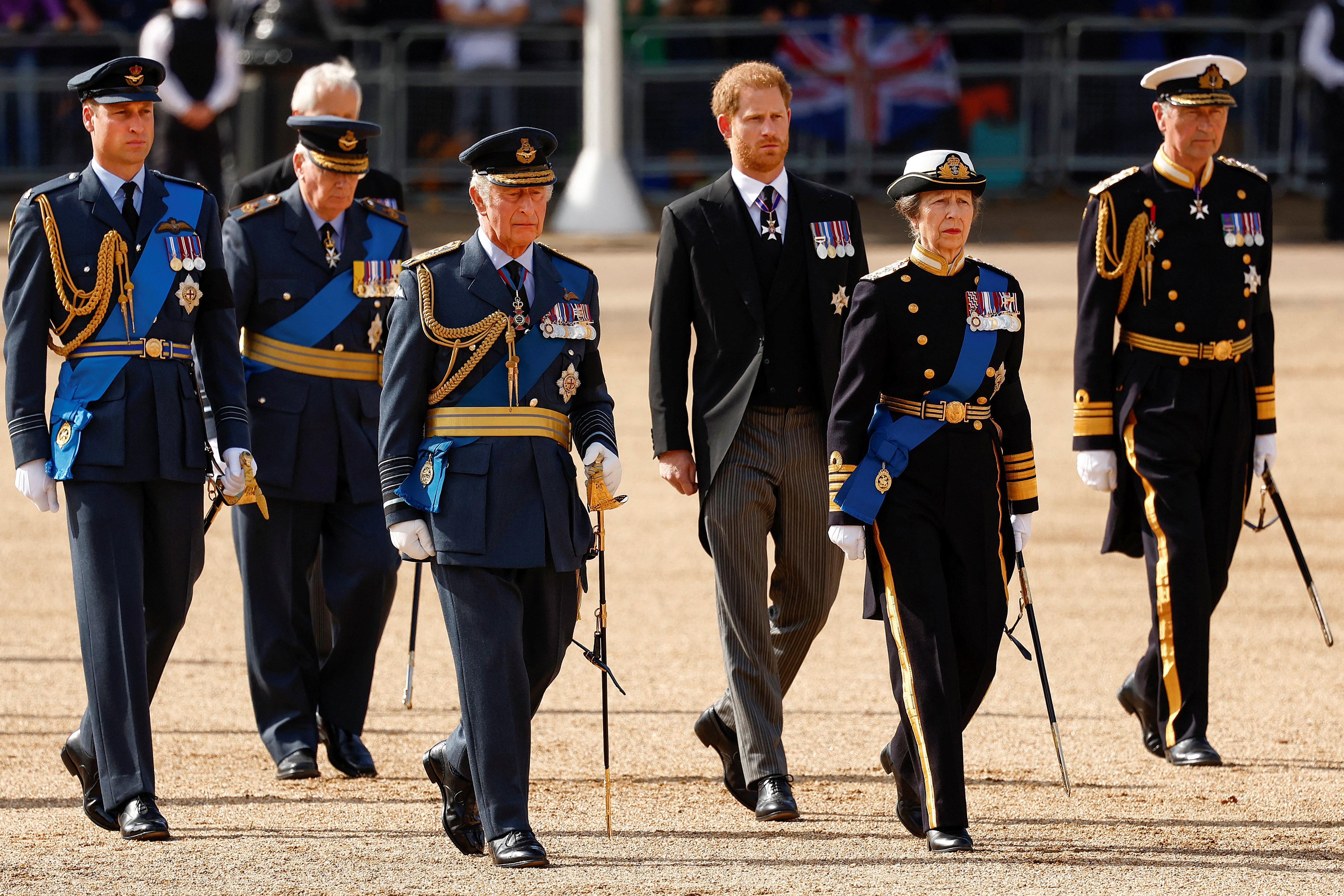 Andrés el duque de York pudo vestir el atuendo militar durante la celebración de la vigilia final en Westminster Hall, pero a Harry no se le permitió ( Jeff J Mitchell/Pool via REUTERS)