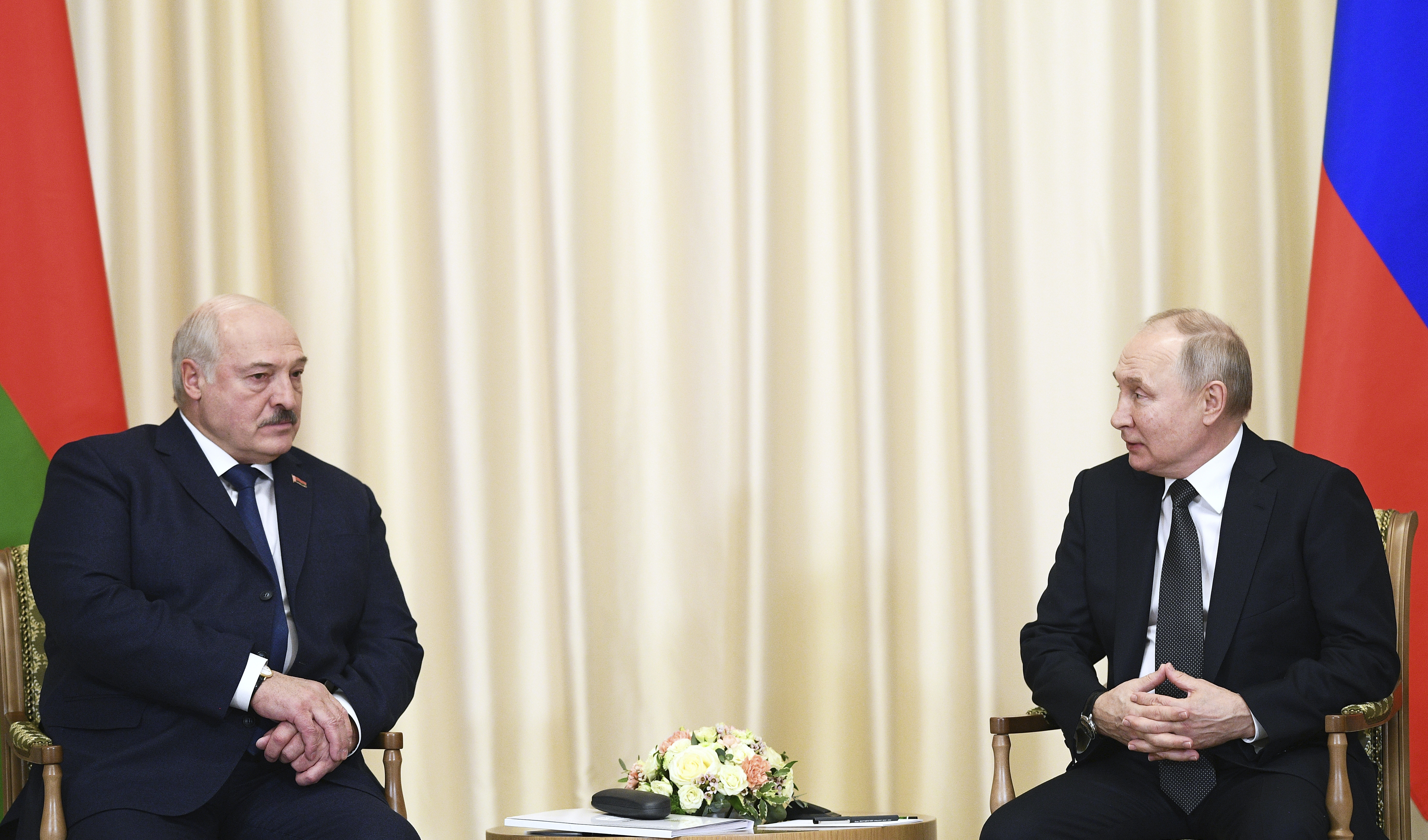 El presidente ruso Vladimir Putin, derecha, y el dictador de Bielorrusia, Alexander Lukashenko (AP)
