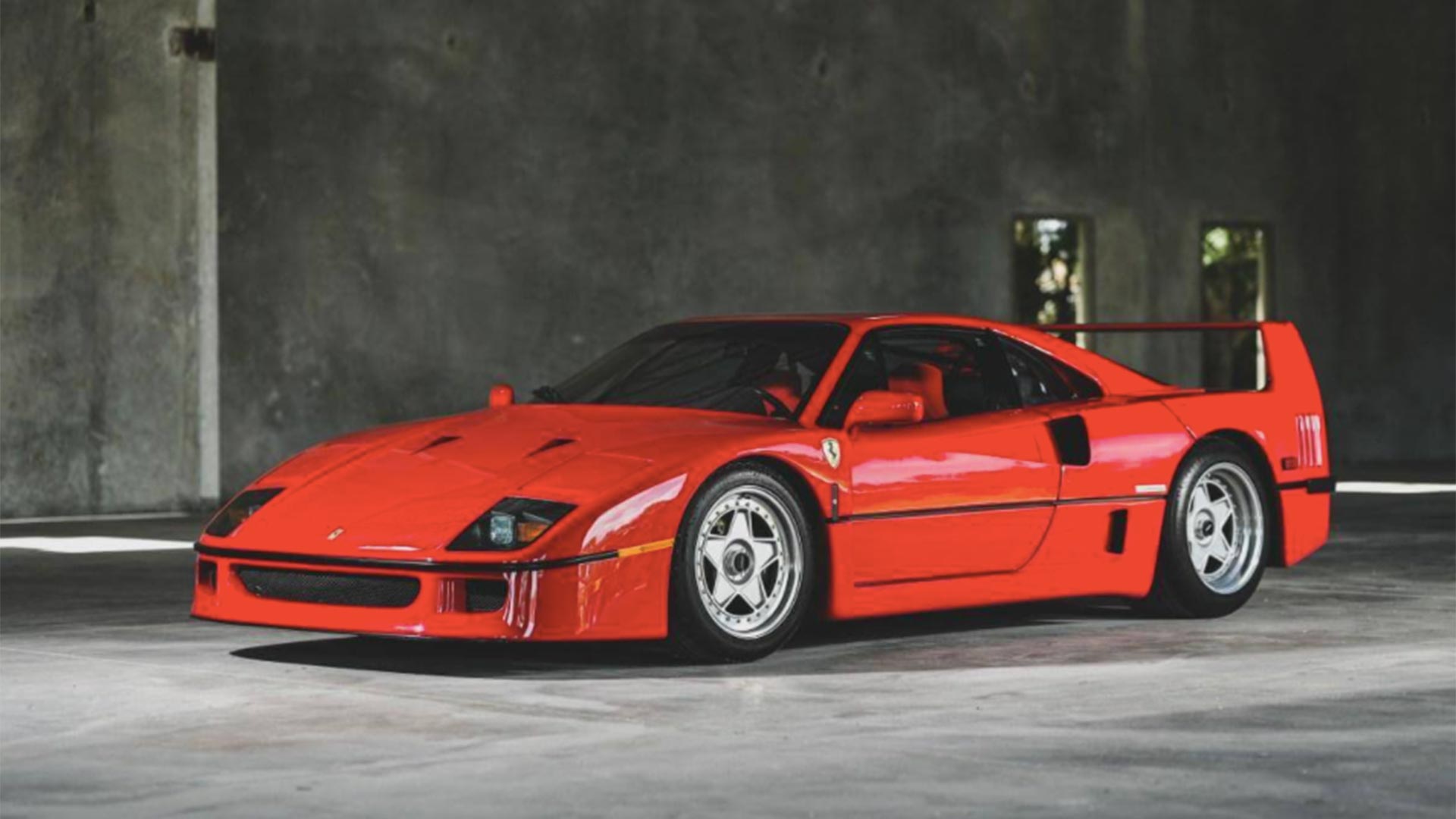 En 1987 se presentó el Ferrari F40. Fue el extremo opuesto al concepto de automóvil que propone la marca italiana con el Purosangue