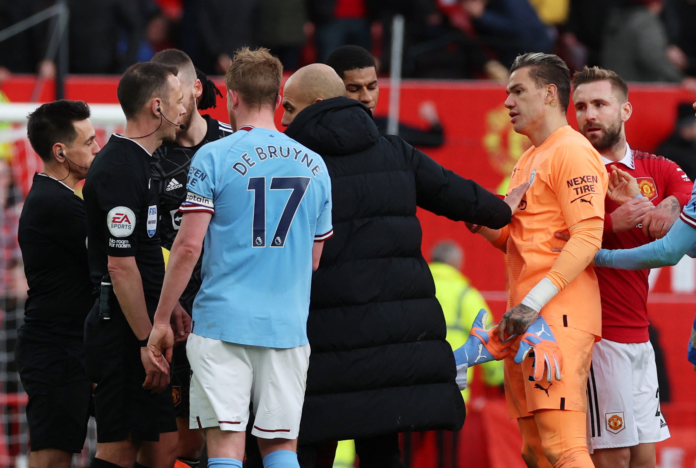 Después del pitazo final, Guardiola fue a protestarle al árbitro por haber convalidado el primer gol del Manchester Unietd (Reuters)