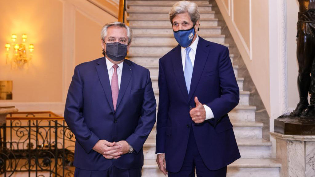 Alberto Fernández junto a John Kerry, enviado especial de EE.UU, en Roma