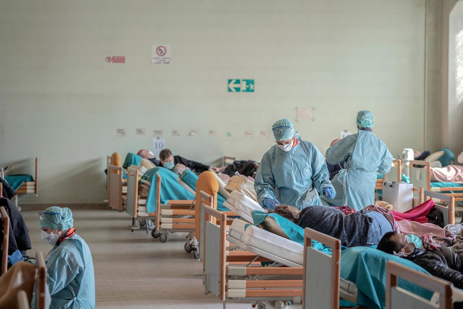 Una sala de urgencias improvisada en la ciudad septentrional de Brescia el 16 de marzo de 2020, cuando Italia era el epicentro de la pandemia de coronavirus. 